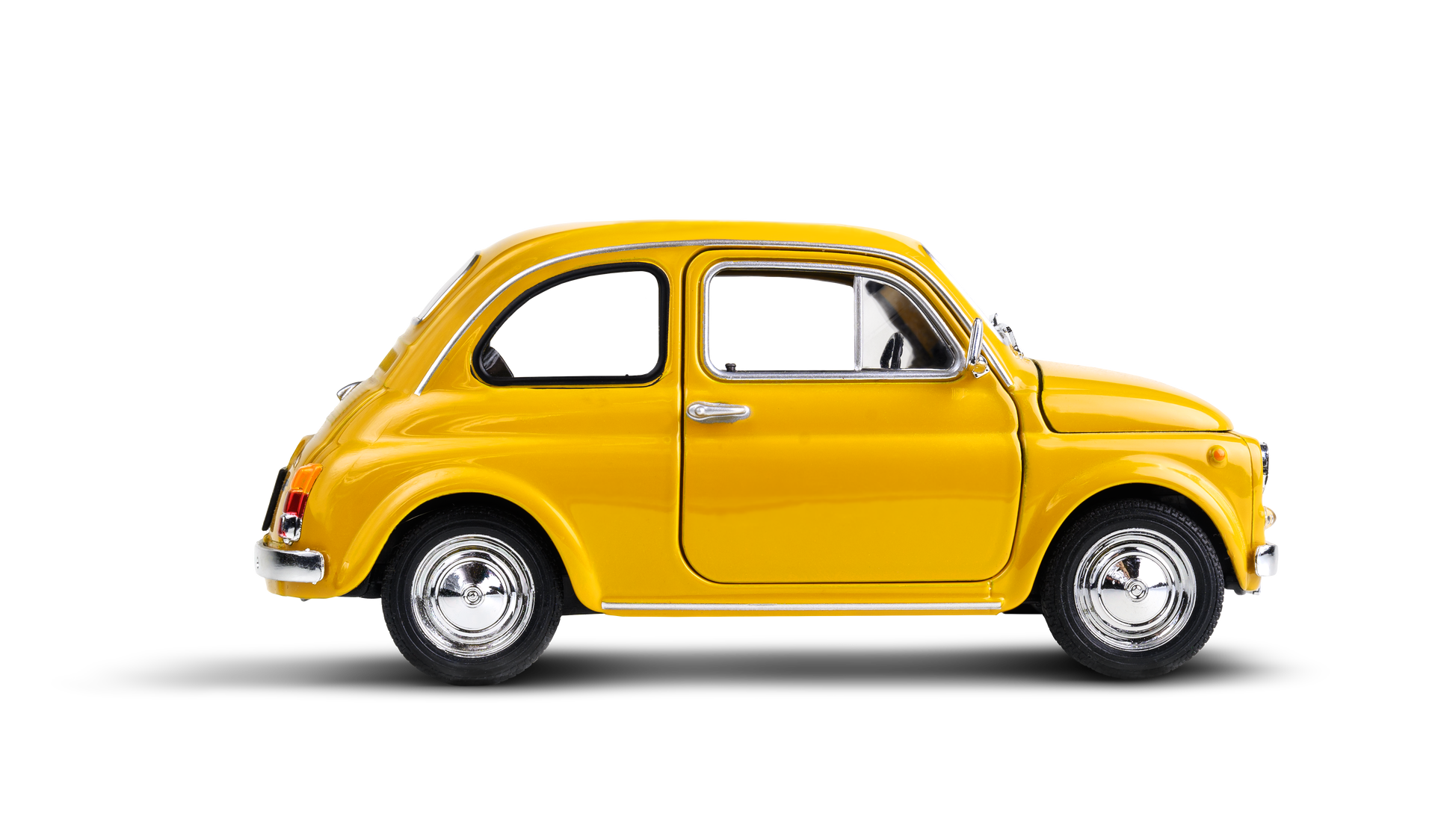 Voiture Fiat 500 jaune avec jantes chromées sur fond blanc.