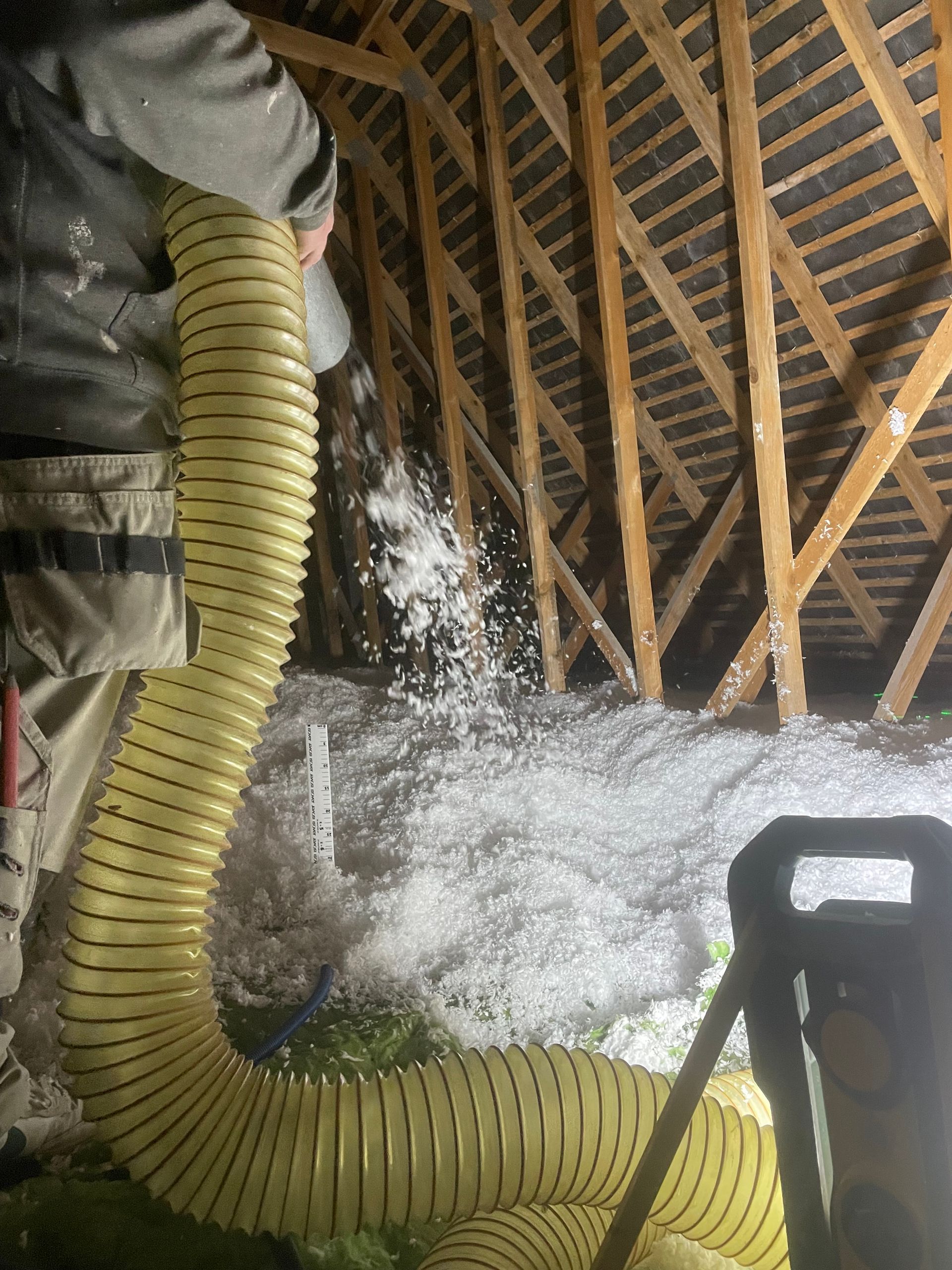 Vue en détail de l’isolant soufflé dans des combles difficiles d’accès