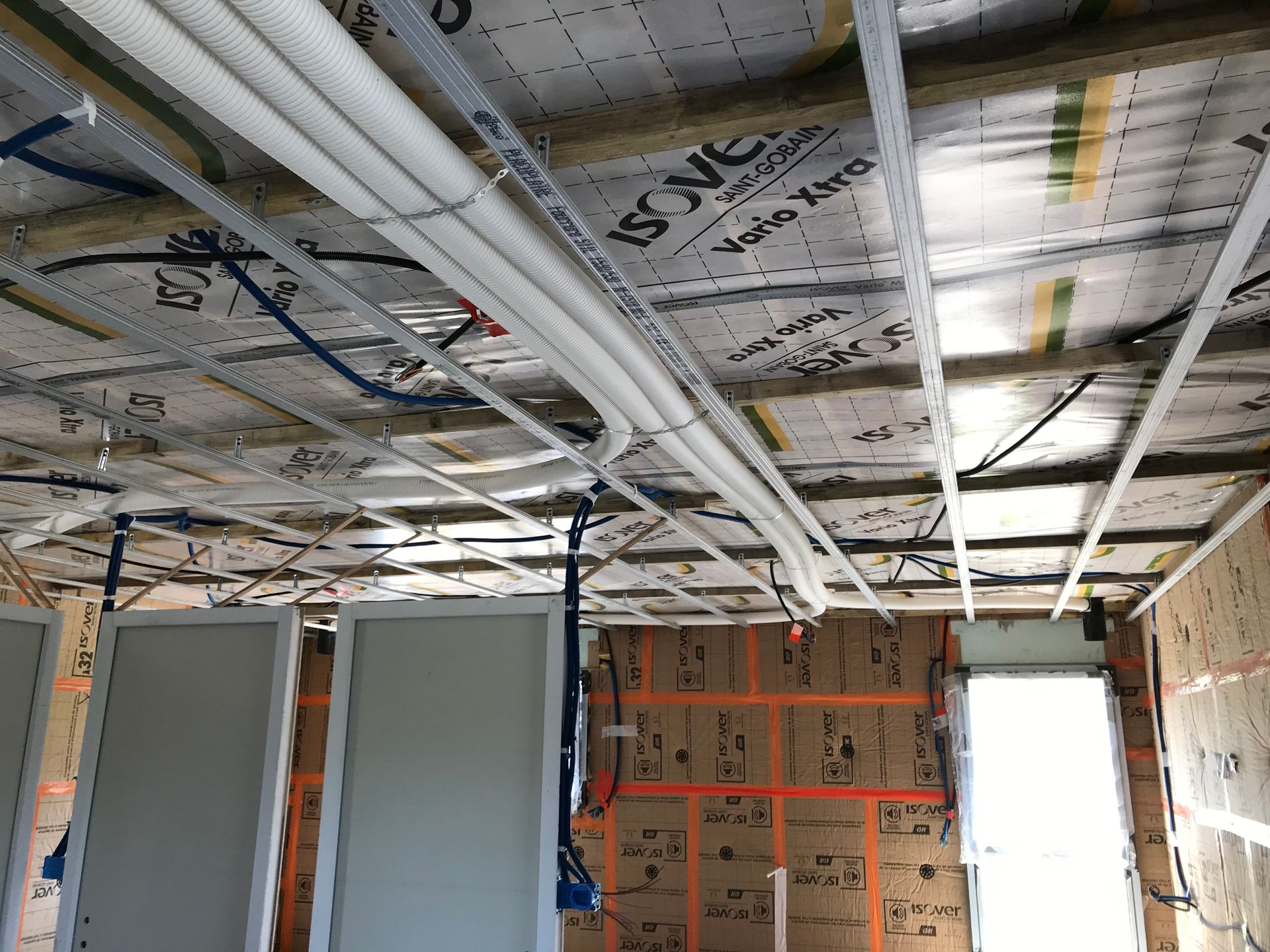 Mise en place de rails et montants pour une cloison séparative