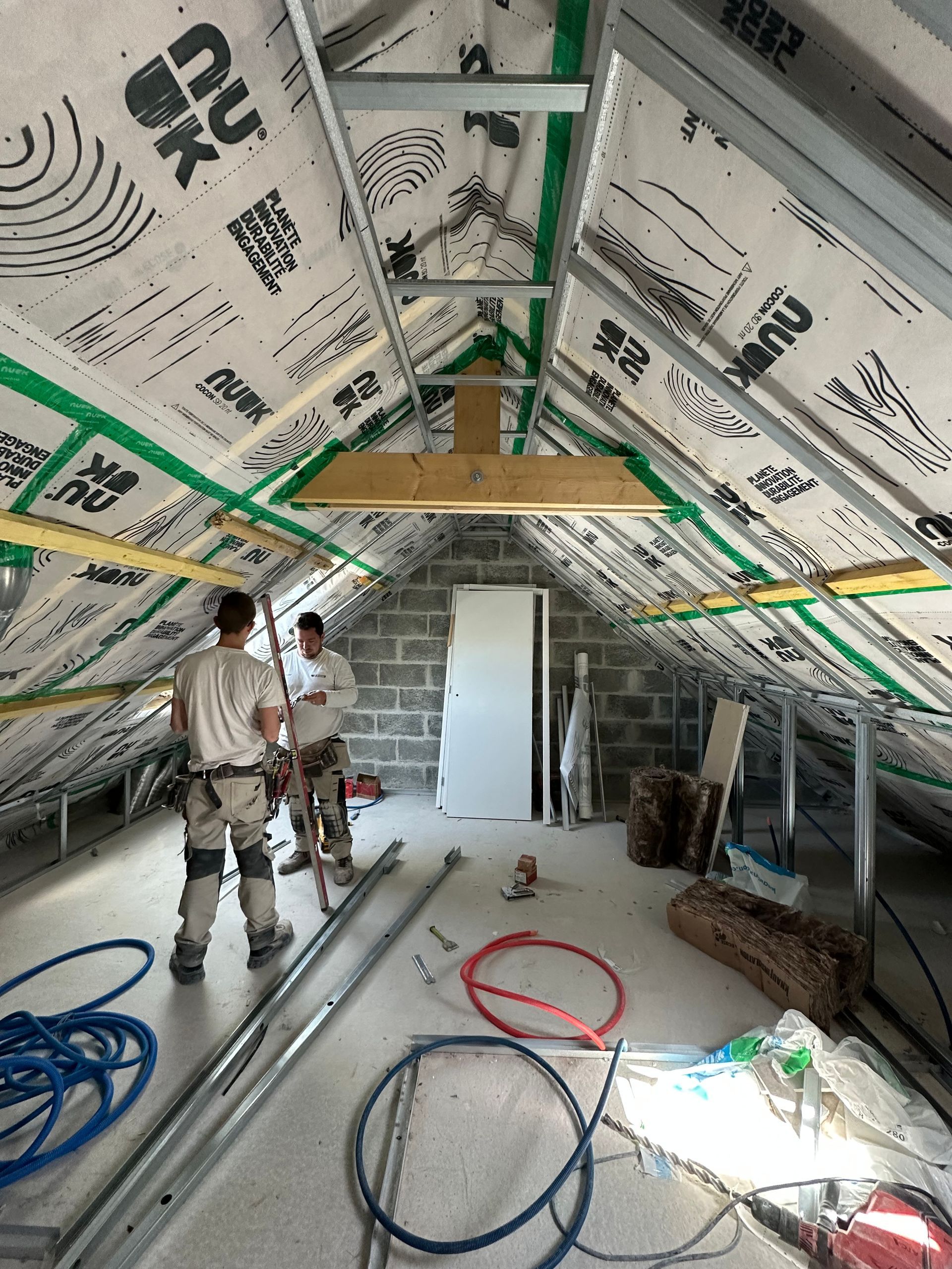 2 ouvriers travaillant sous une toiture