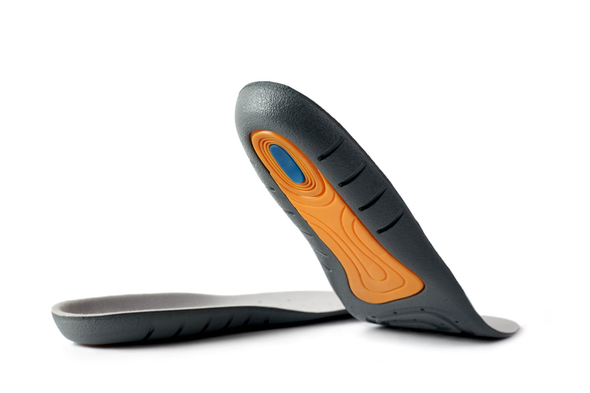 Un par de plantillas grises y naranjas sobre un fondo blanco.