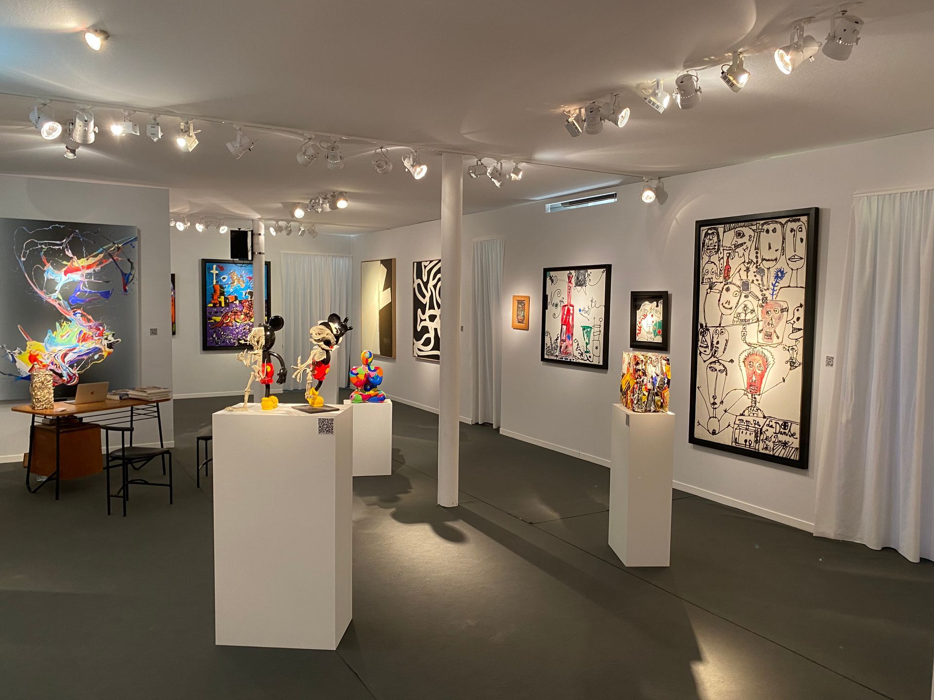 Sculptures exposées sur des supports blancs dans une galerie d'art