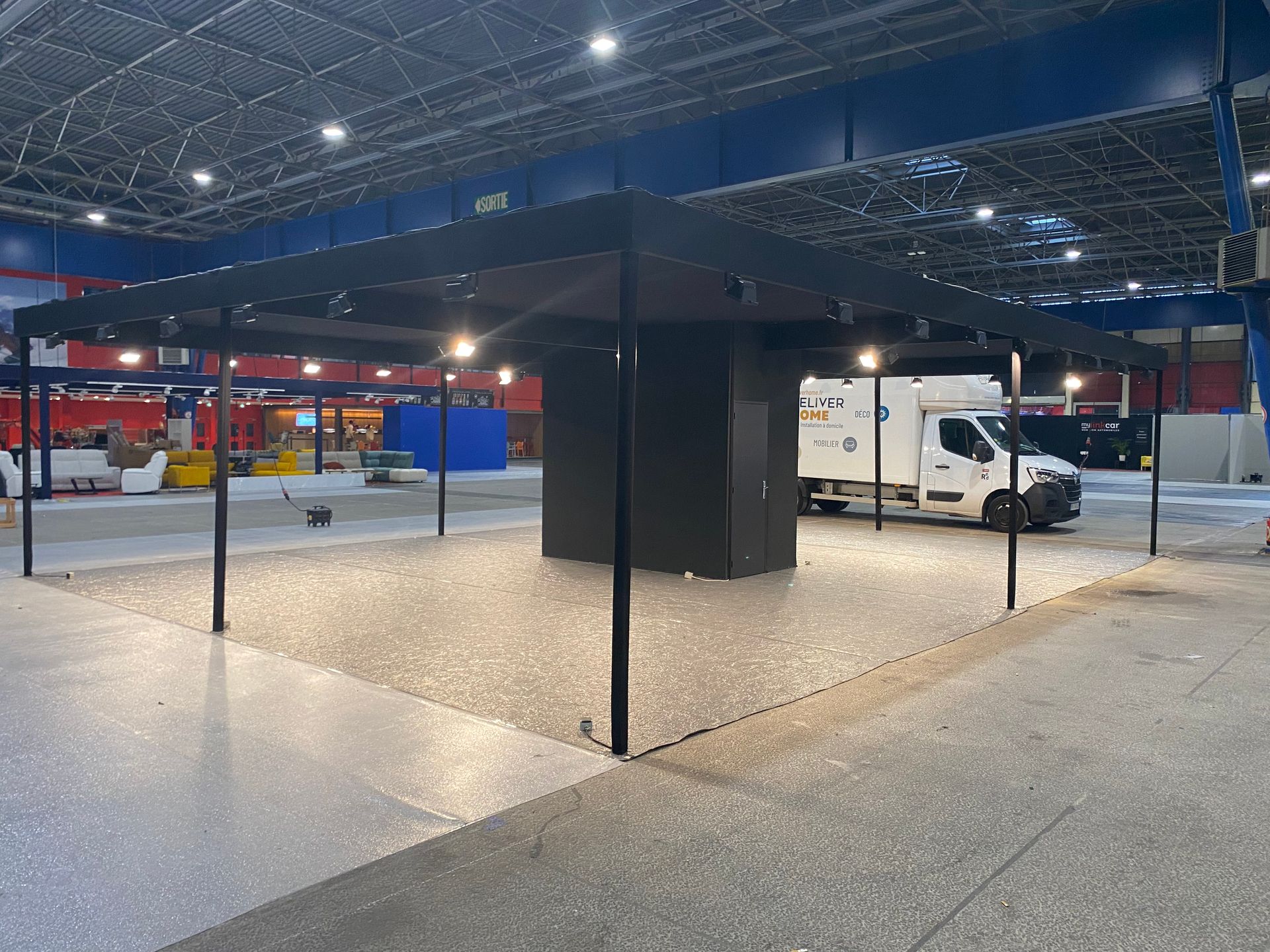 Parc des expositions avec un stand noir