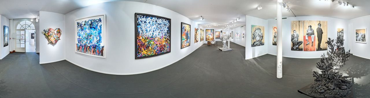Photo panoramique de la salle principale d'une galerie d'art