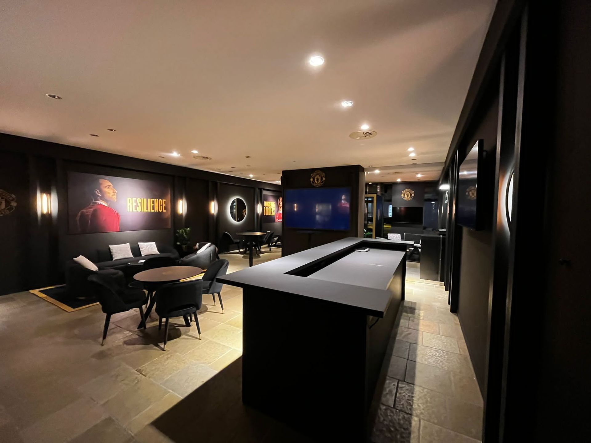 Intérieur d'un hôtel, composé d'un bar et de tables rondes, privatisé et décoré pour un évènement sportif