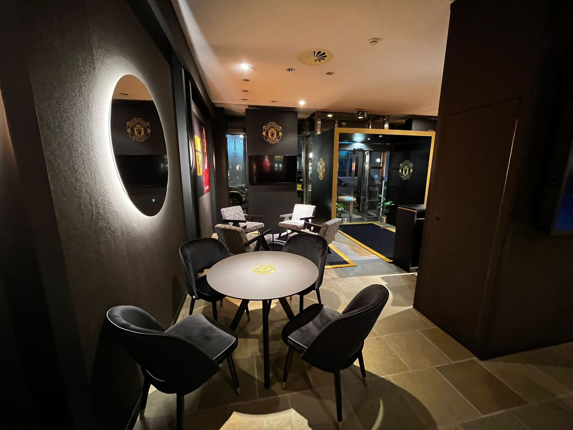 Intérieur d'un hôtel privatisé et décoré pour un évènement footballistique