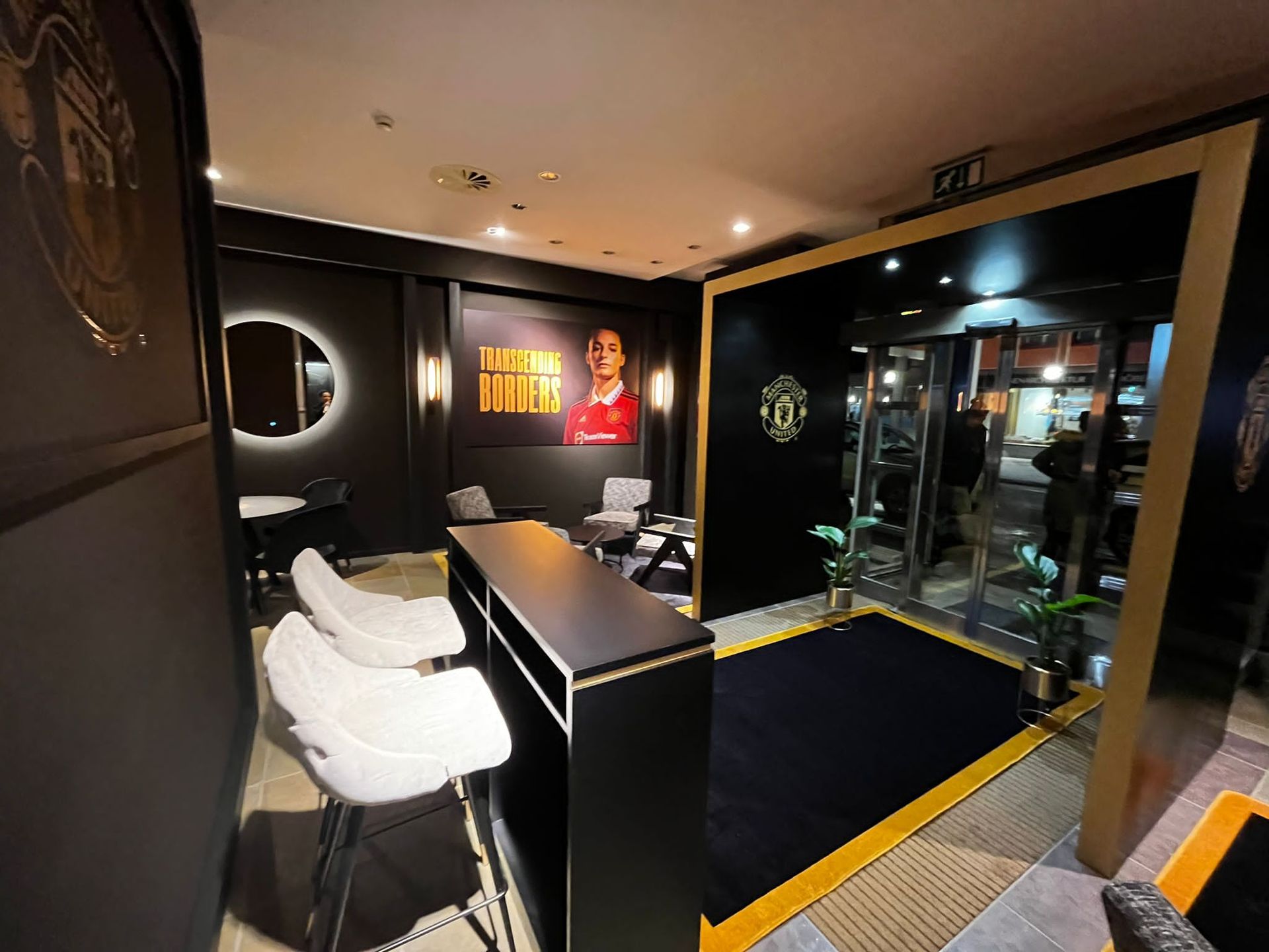 Accueil d'un hôtel privatisé et décoré pour un évènement sportif