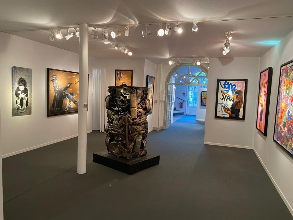 Grande sculpture dans la salle d'une galerie d'art