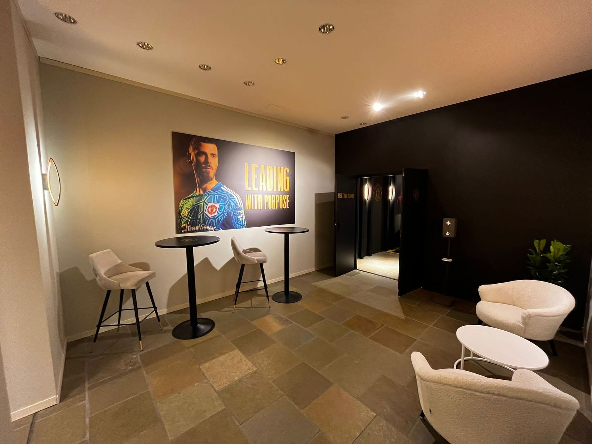 Salle d'un hôtel privatisé et décoré de tapisseries pour un évènement autour du football