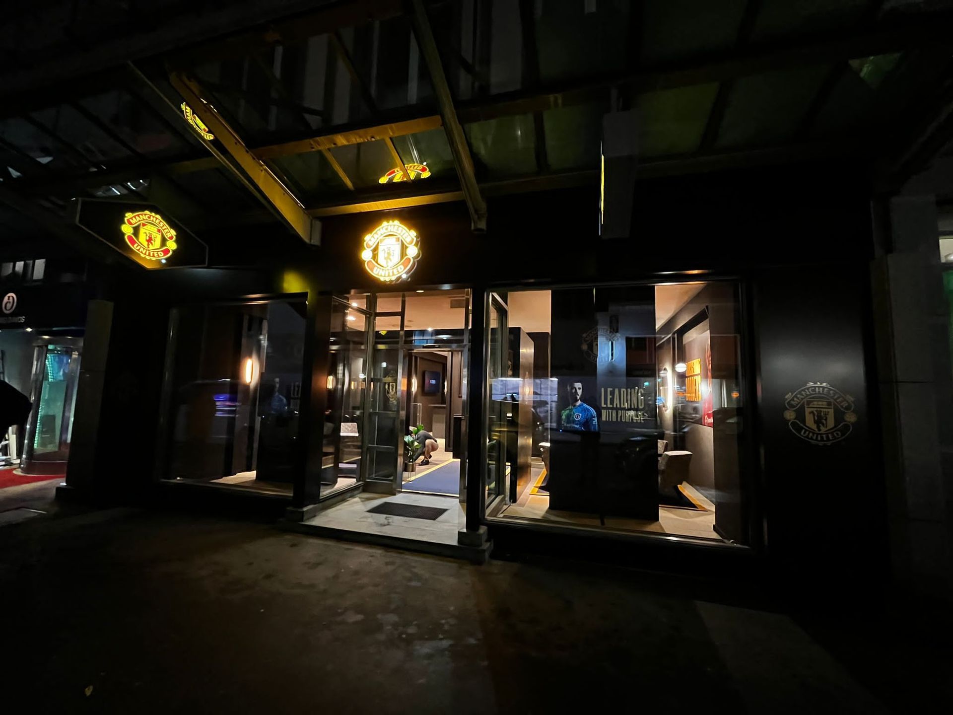 Extérieur d'un hôtel privatisé pour un évènement sportif, vu de nuit