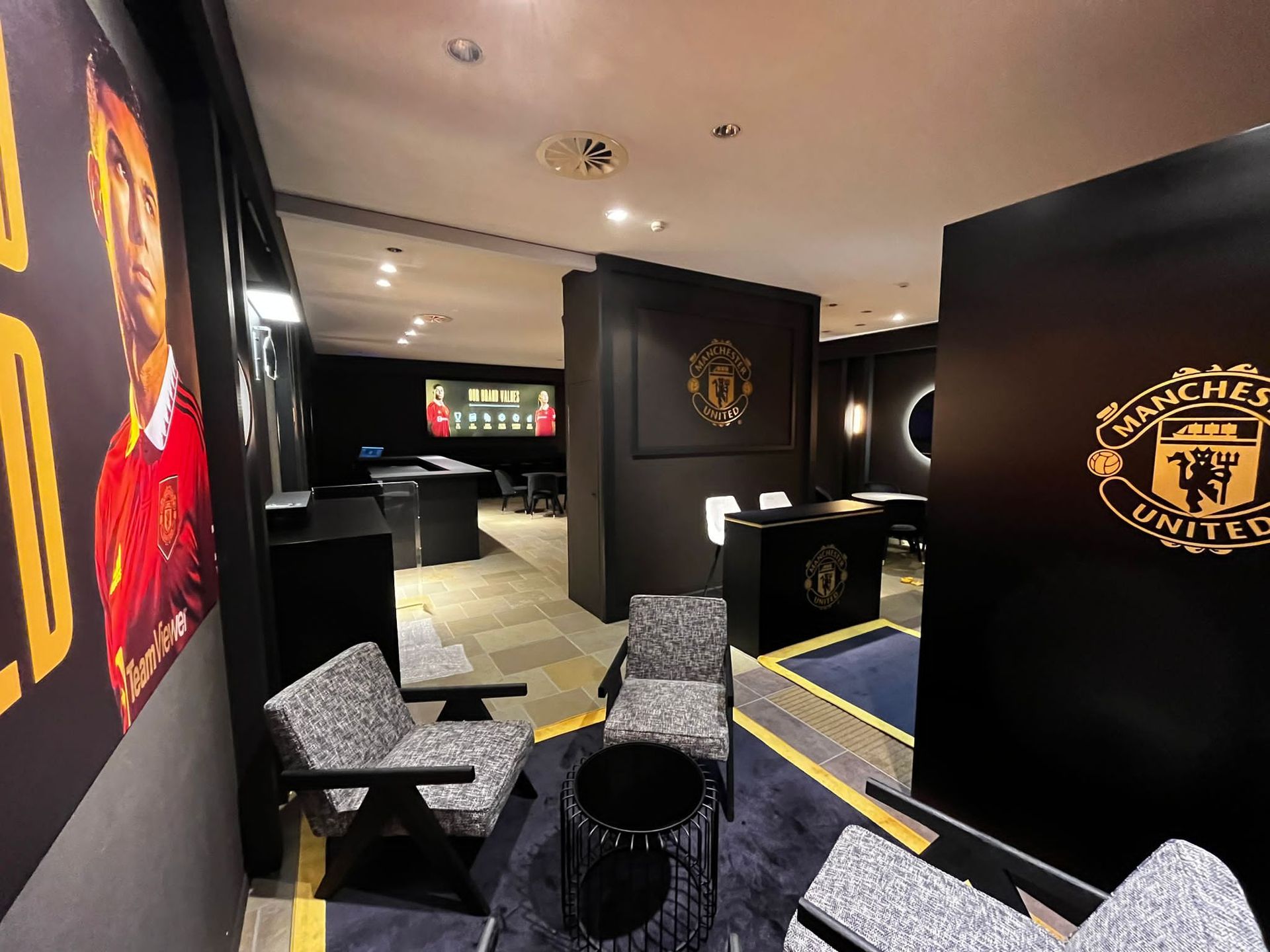 Salle d'un hôtel privatisé et décoré pour un évènement sportif