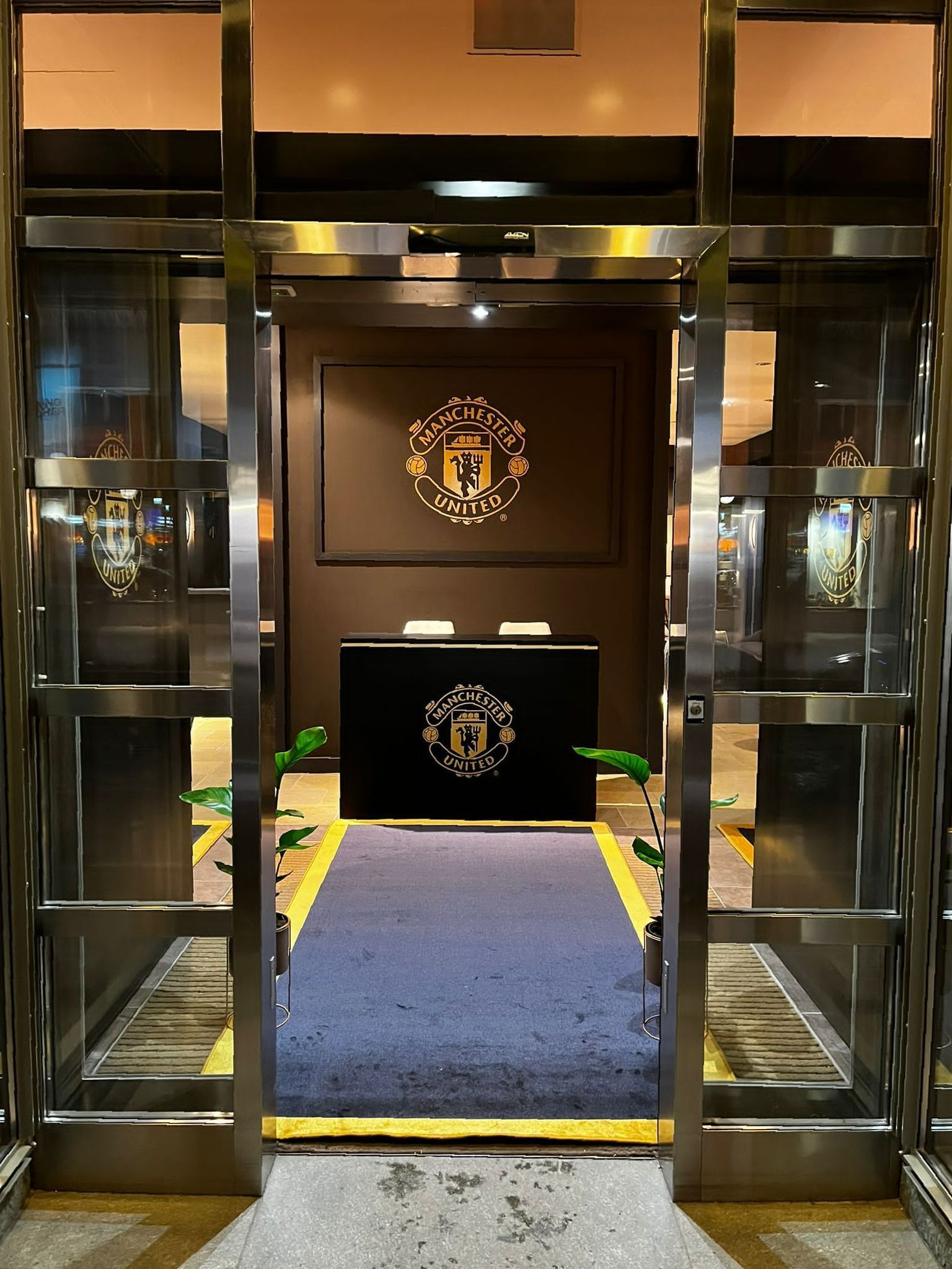 Porte d'un hôtel privatisé pour un évènement sportif