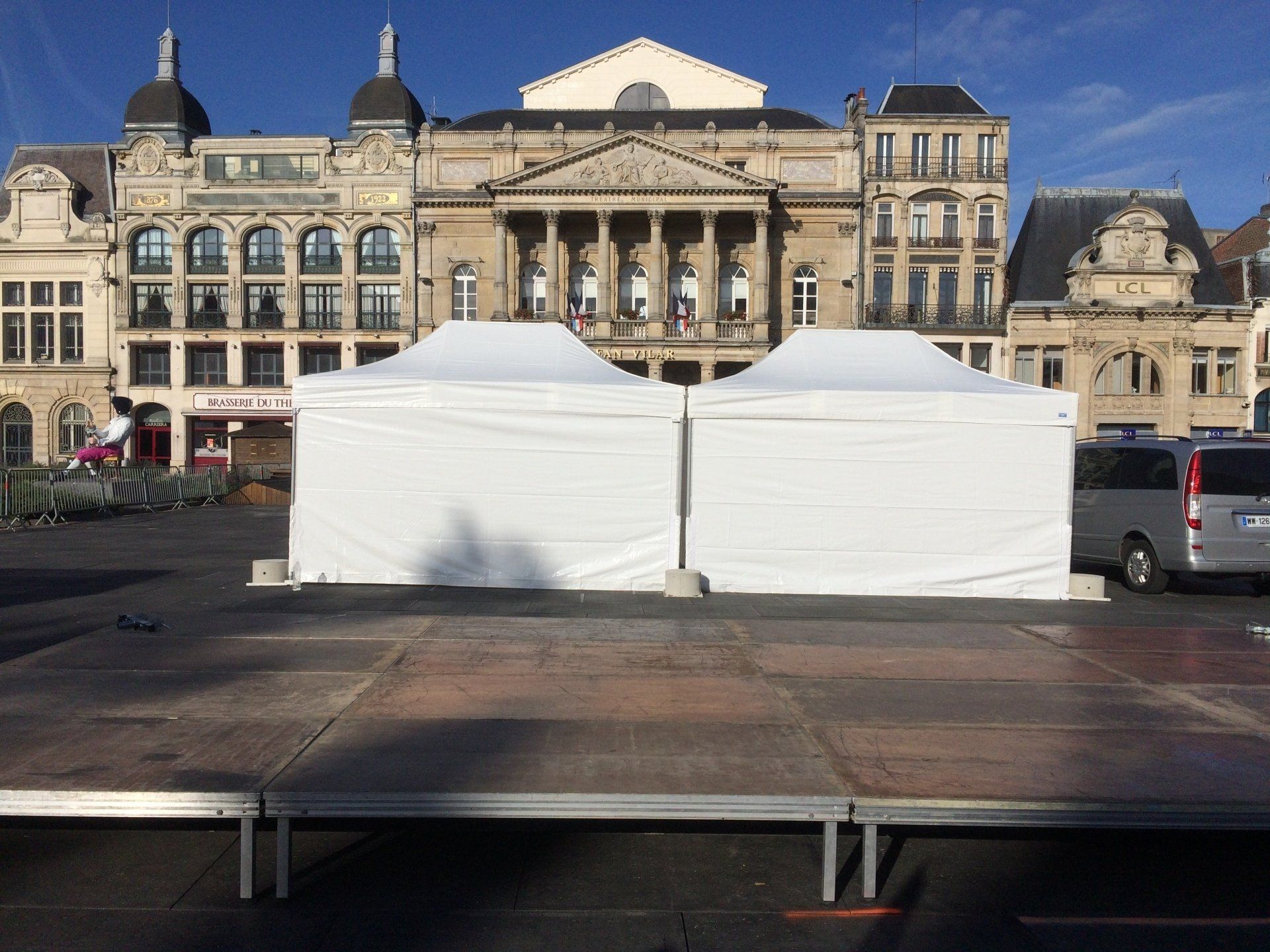 2 tentes accol‚es de 3m de L sur 4.50m de long