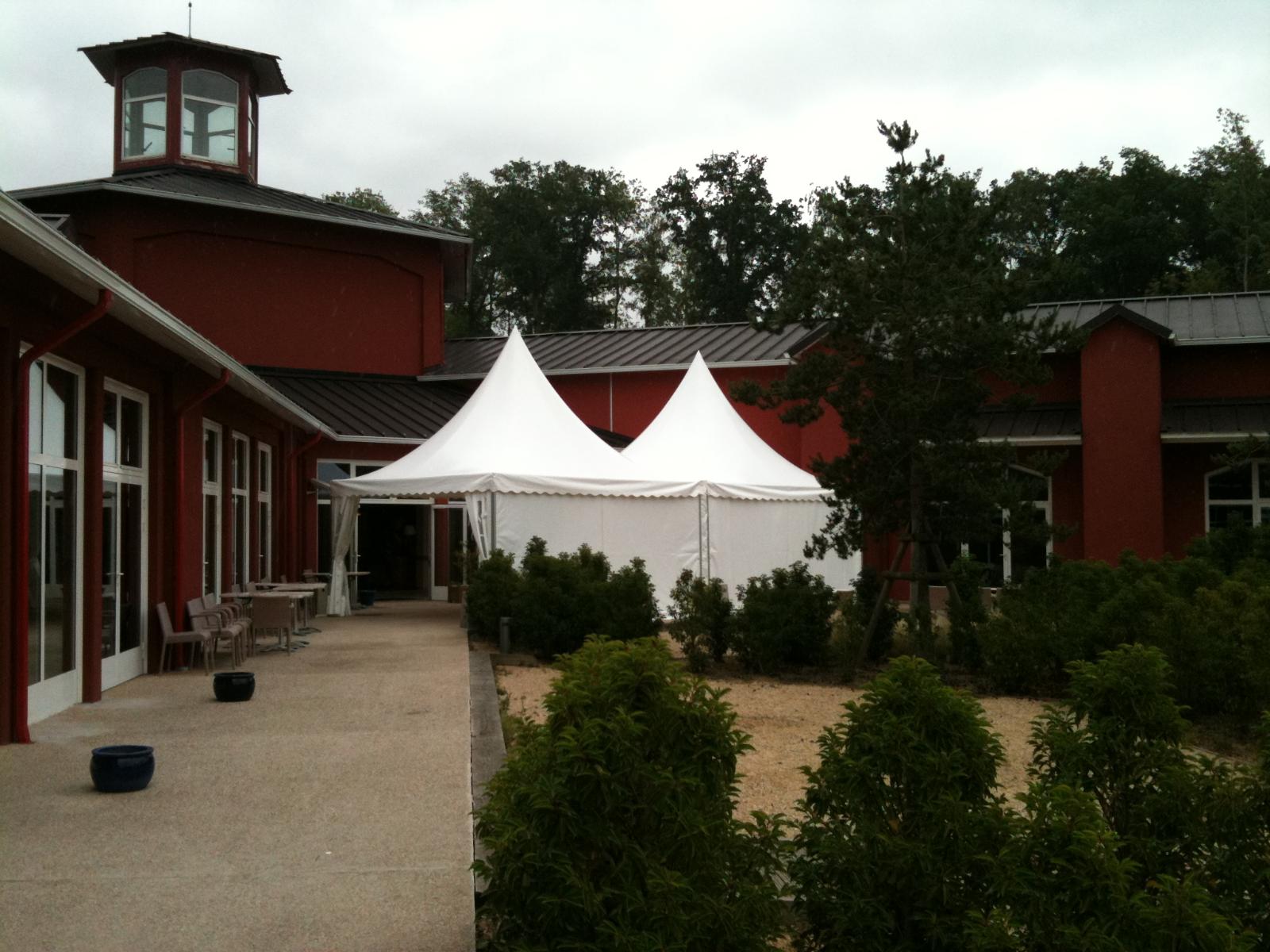 Agrandissement d'une salle avec 2 pagodes 5m x 5m à Center Parcs