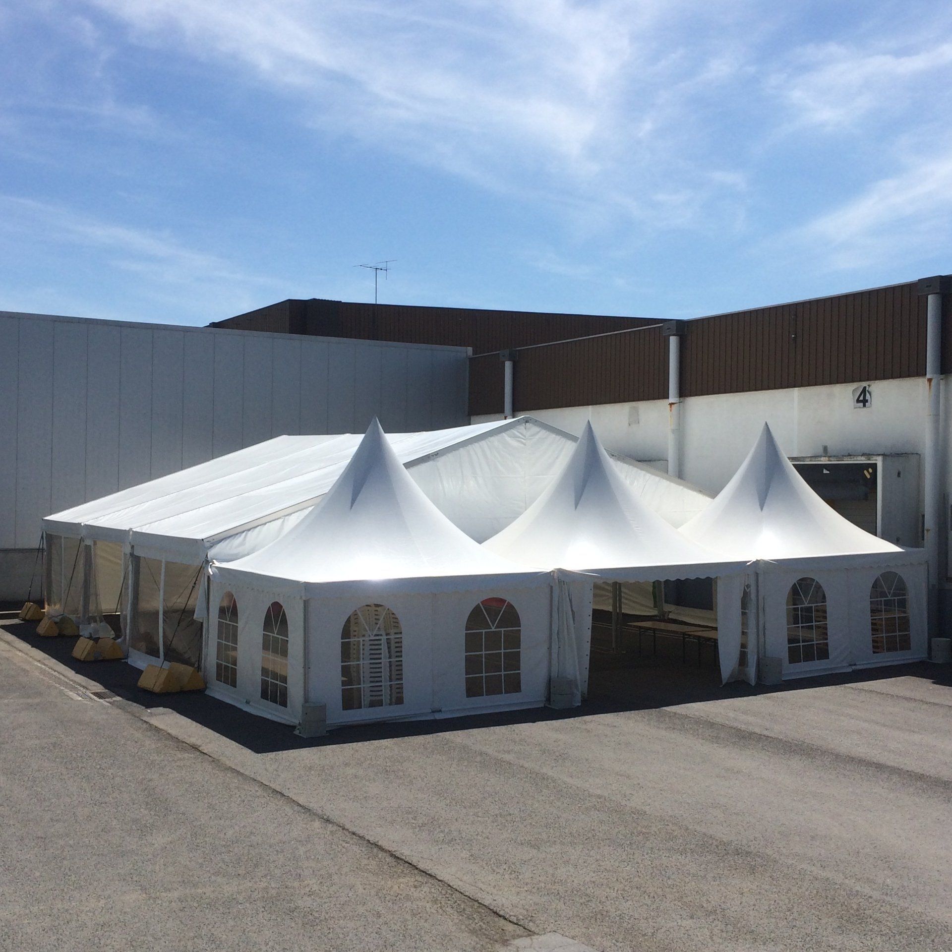 Chapiteau 15m de L sur 15m de l avec pagodes