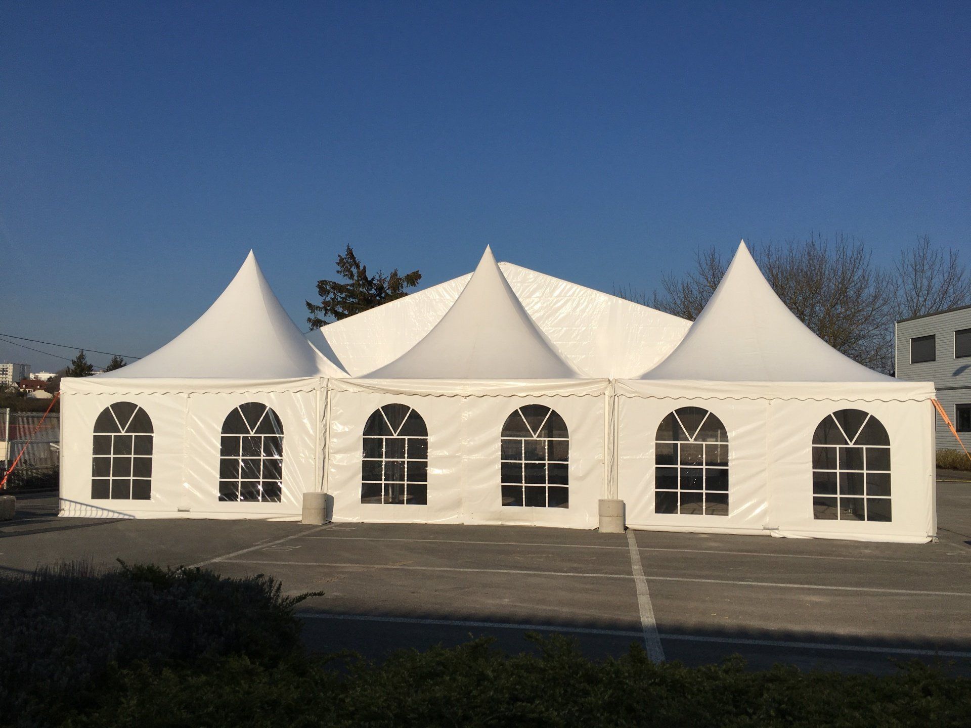 Chapiteau de 15m de L sur 25 m de l avec 3 pagodes 5m sur 5m en fa‡ade