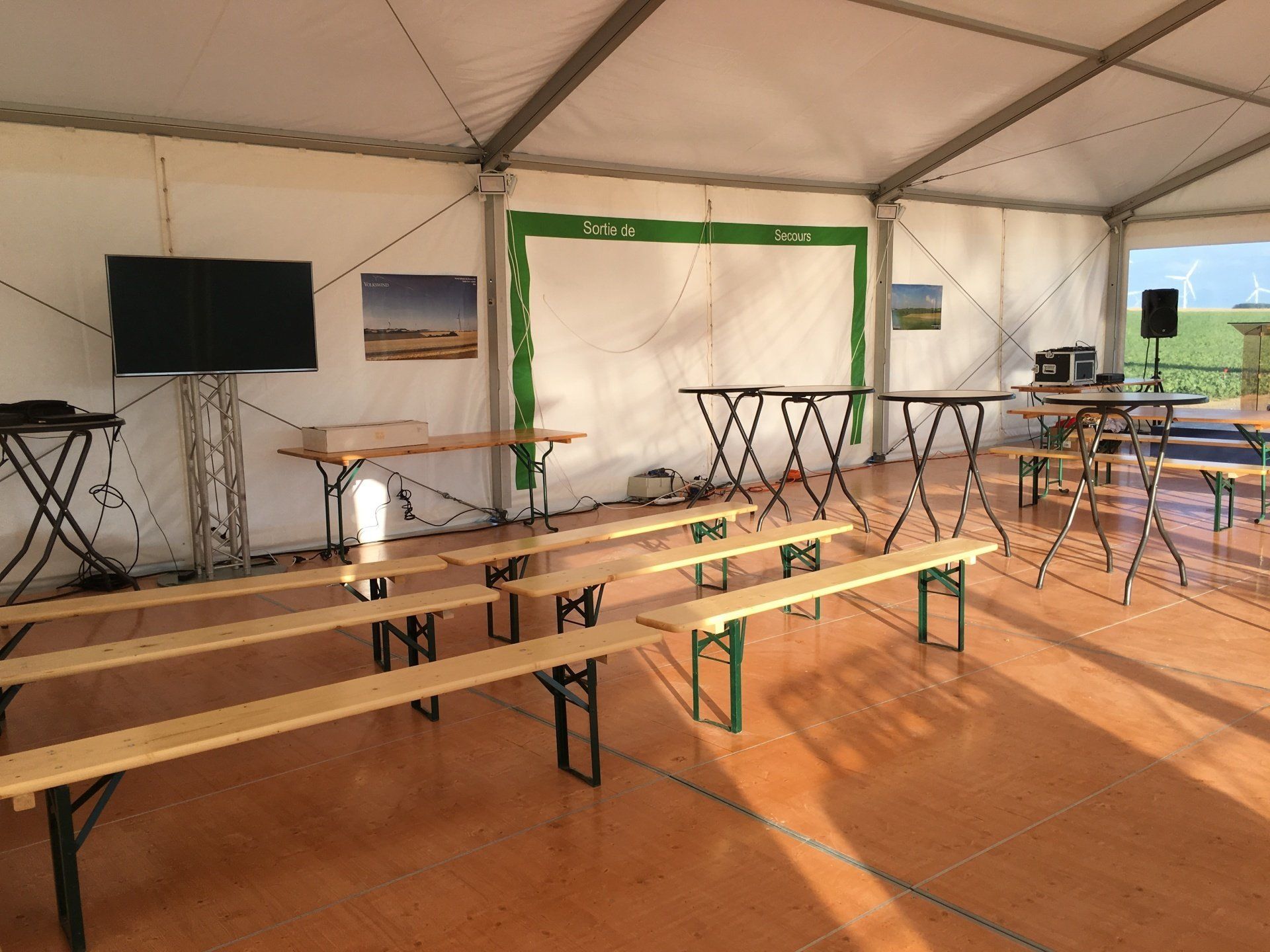 Chapiteau sonoris‚, estrade, ‚cran t‚l‚vision, mont‚, mis en fonction par nos soins