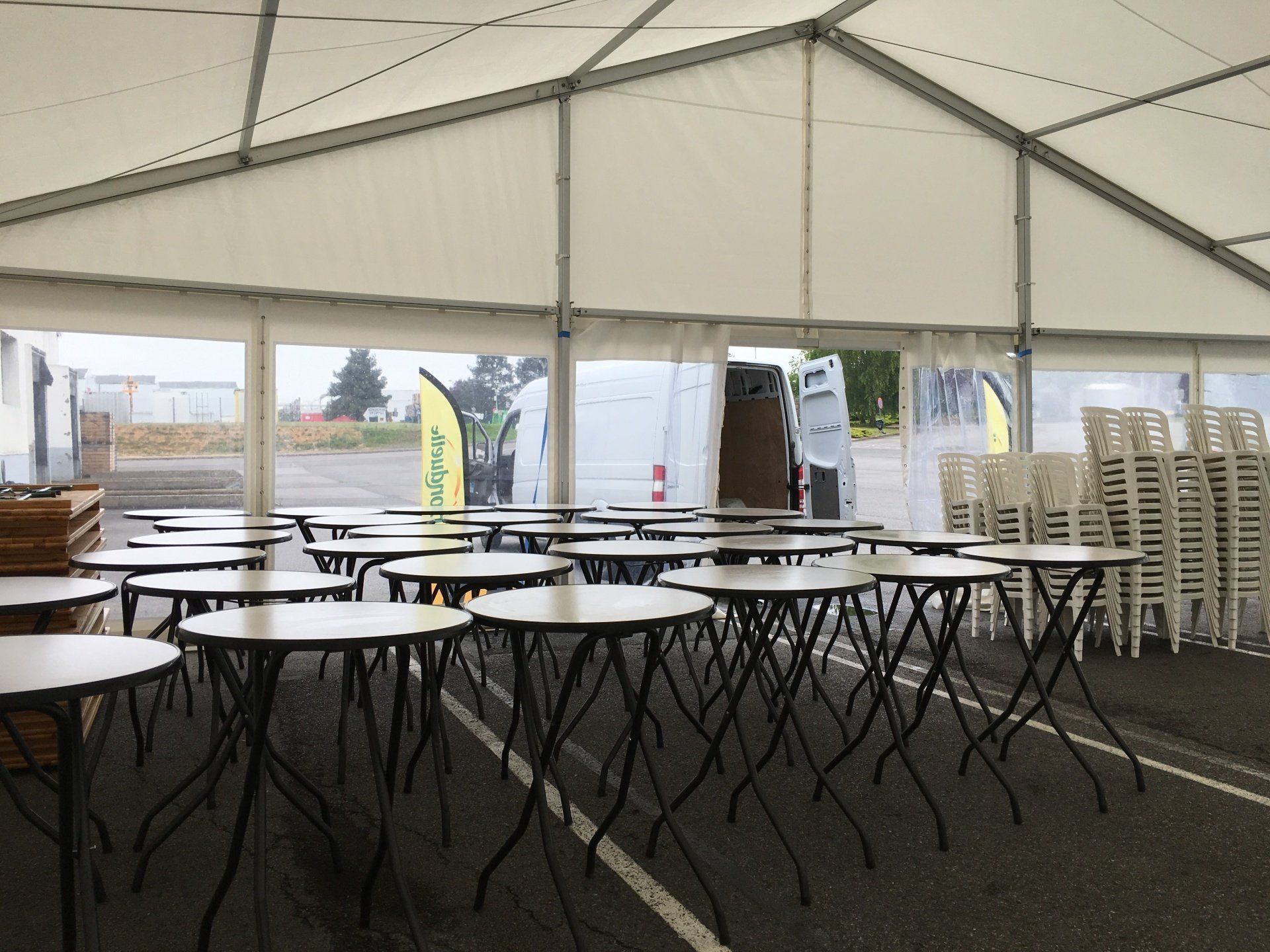 Livraison de tables mange debout, chaises et tables