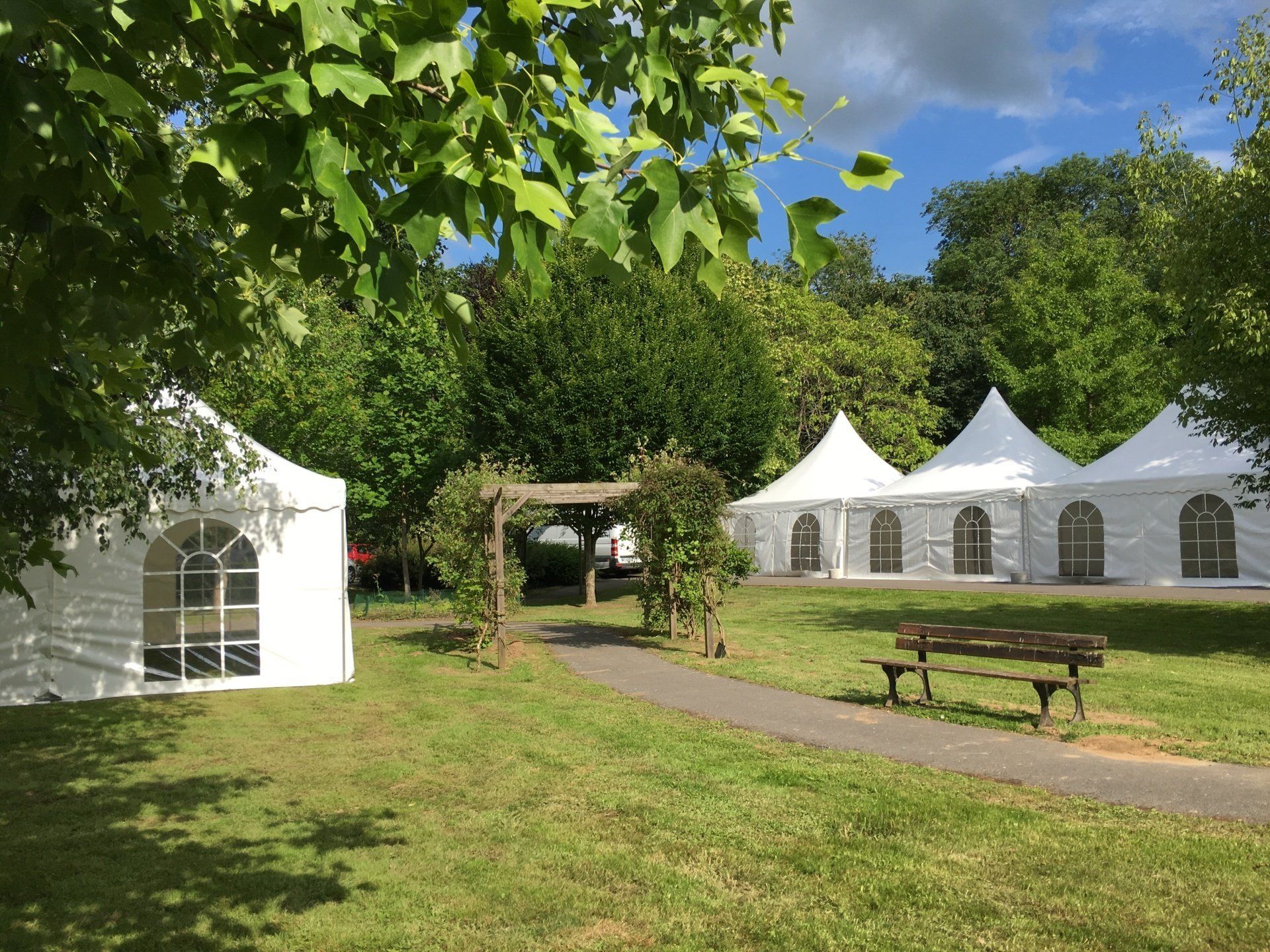 Pagodes 6m sur 6m accol‚es +  une pagode 5m sur 5m