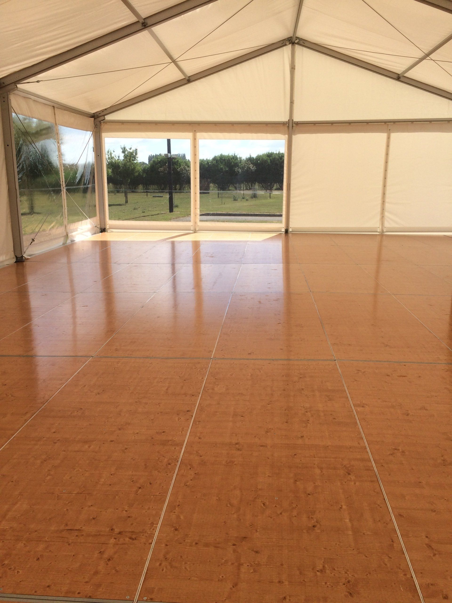 Parquet triply sous chapiteau