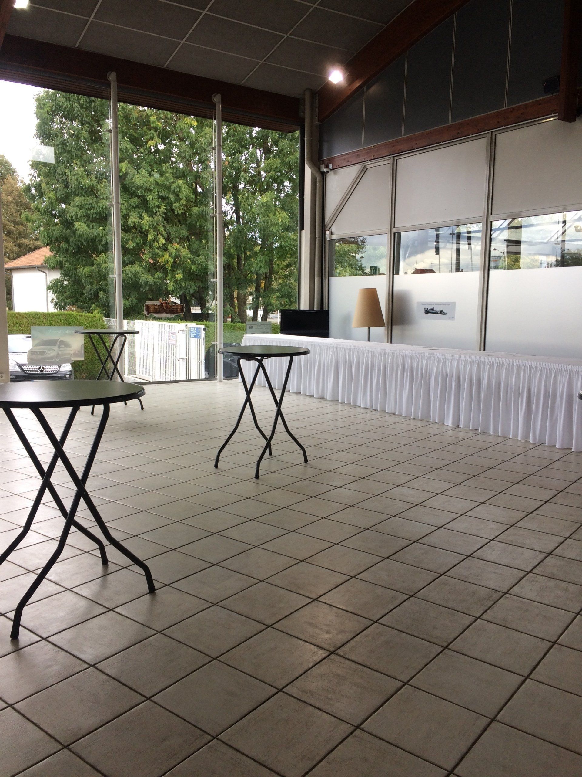 Tables buffet napp‚es et juppon‚es avec tables mange debout