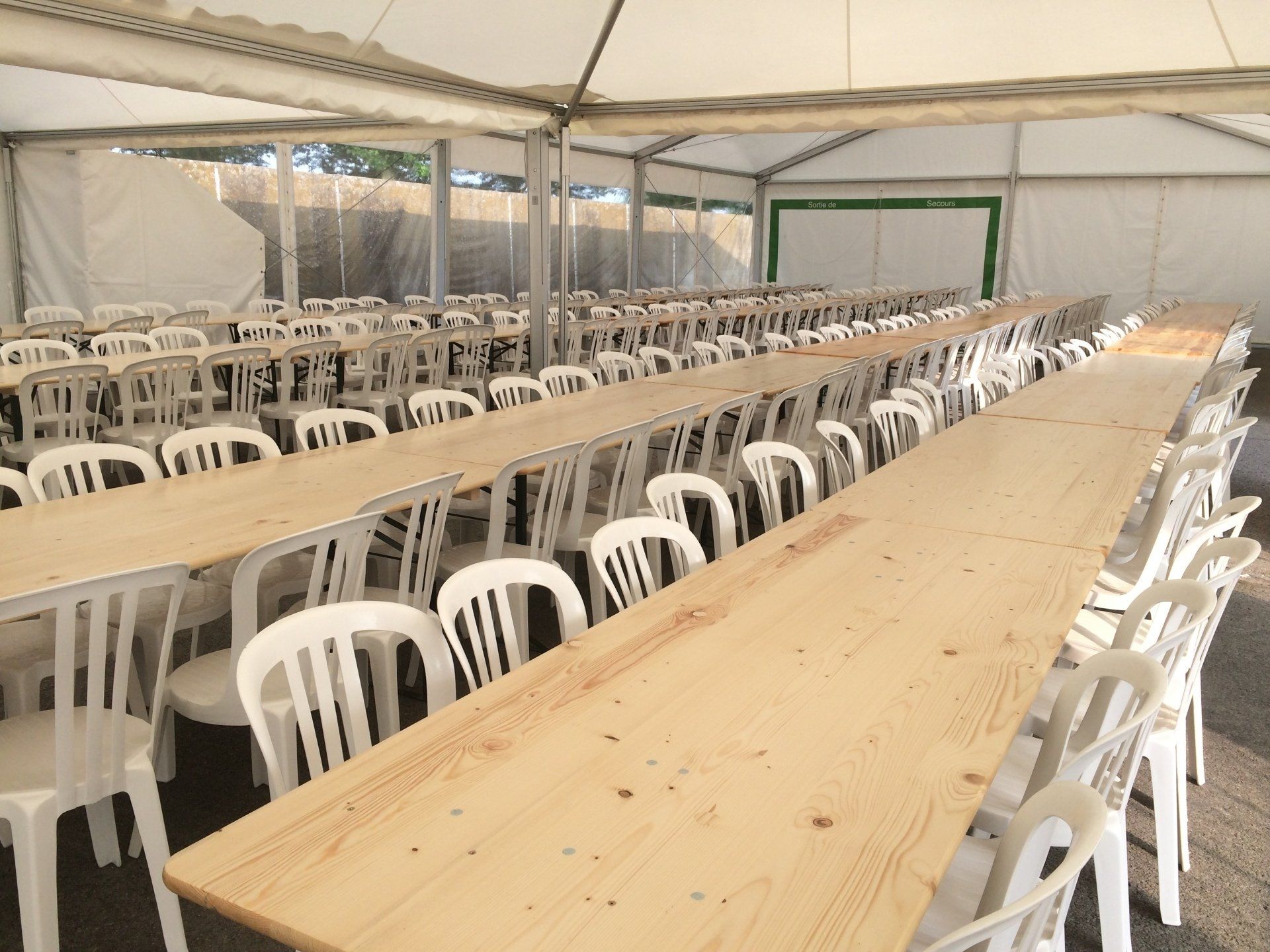 Tables et chaises sous chapiteau
