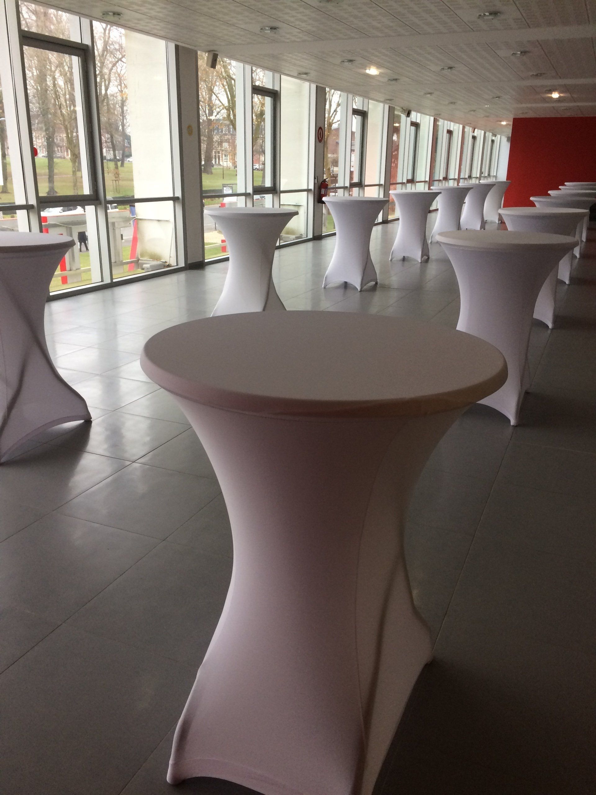 Tables mange debout houss‚es