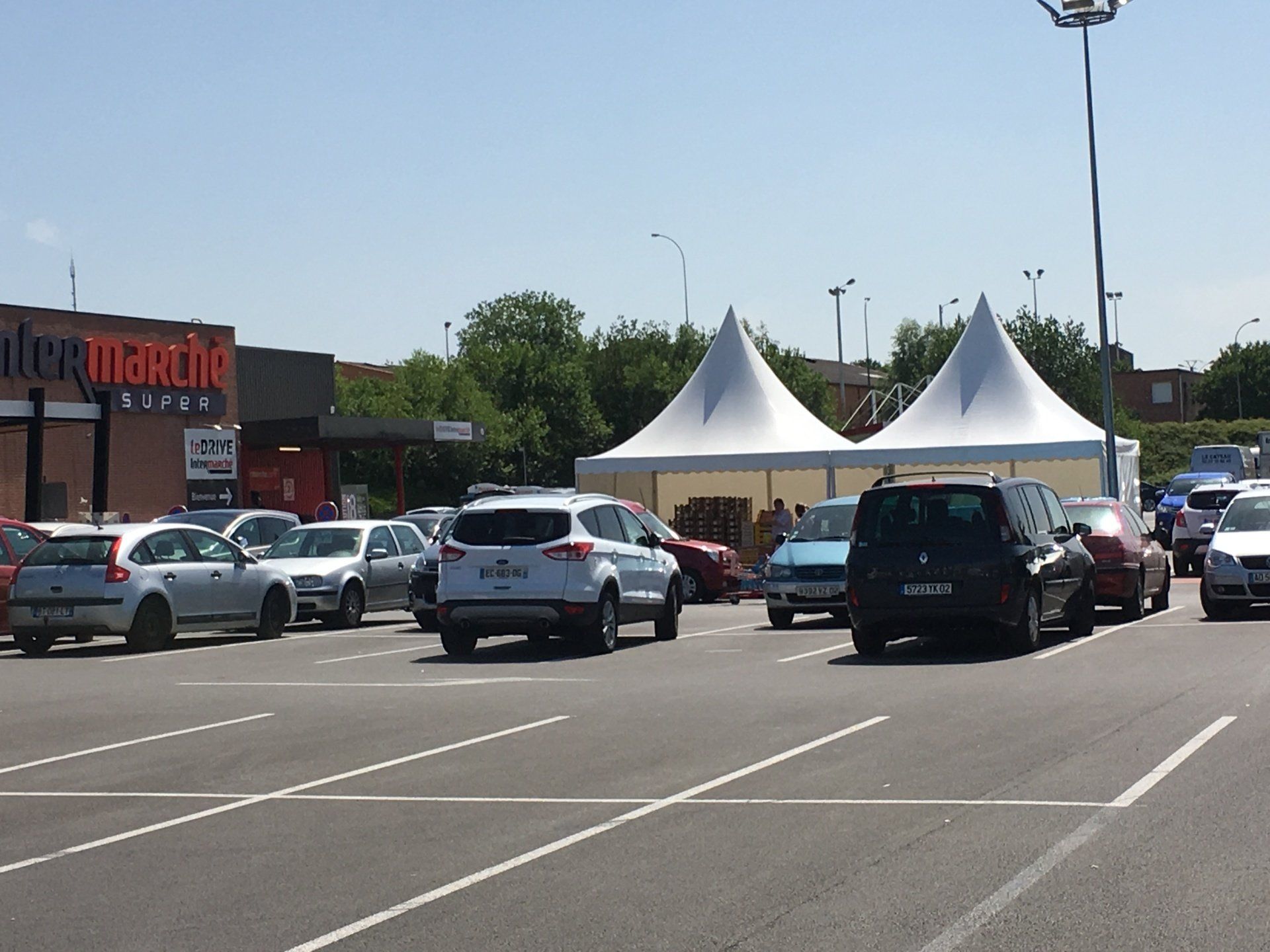 Vente de fruits sous deux pagodes 5m sur 5m