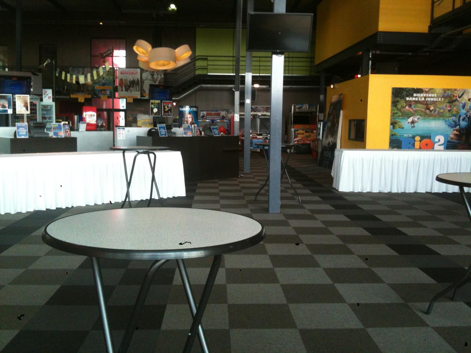 Tables Buffet nappées avec Tables Mange Debout au CinéQuai St Quentin