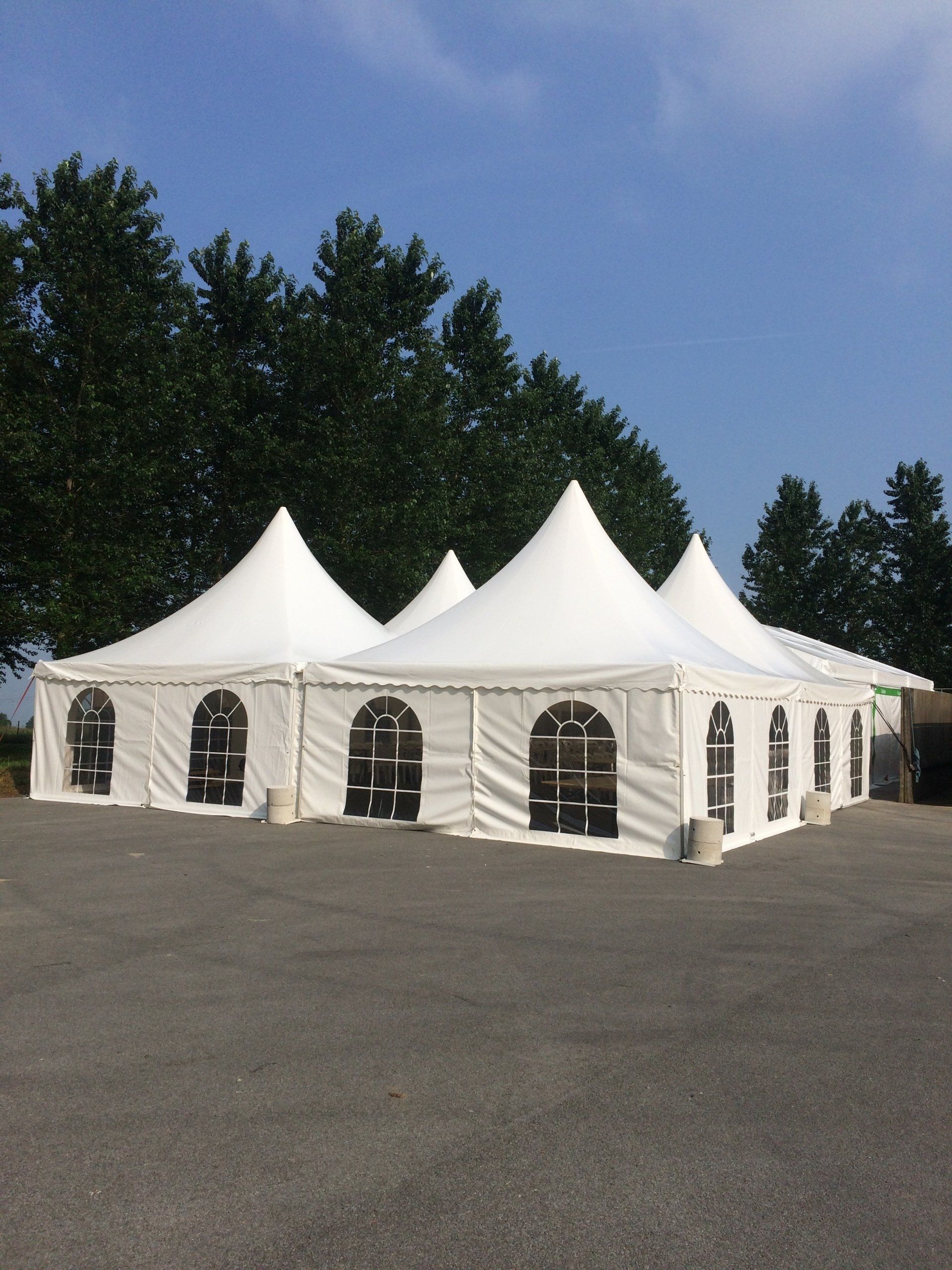 quatre pagodes 6m sur 6m accol‚es … un chapiteau