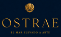 Logotipo dorado de &ldquo;OSTRAE&rdquo; con icono de concha y eslogan &ldquo;El mar elevado a arte&rdquo; sobre un fondo azul oscuro.