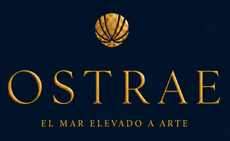 Logotipo dorado de &ldquo;OSTRAE&rdquo; con icono de concha y eslogan &ldquo;El mar elevado a arte&rdquo; sobre un fondo azul oscuro.