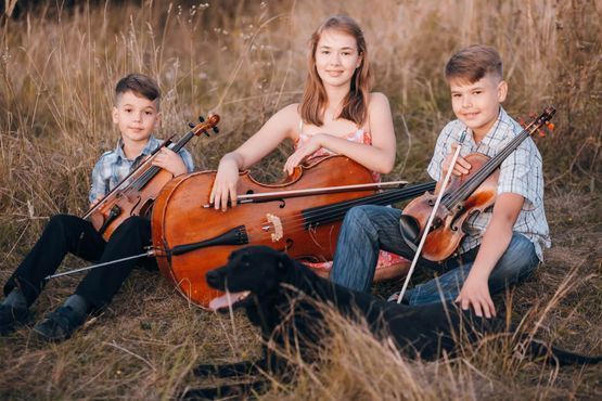 Tyttö soittamassa pianoa