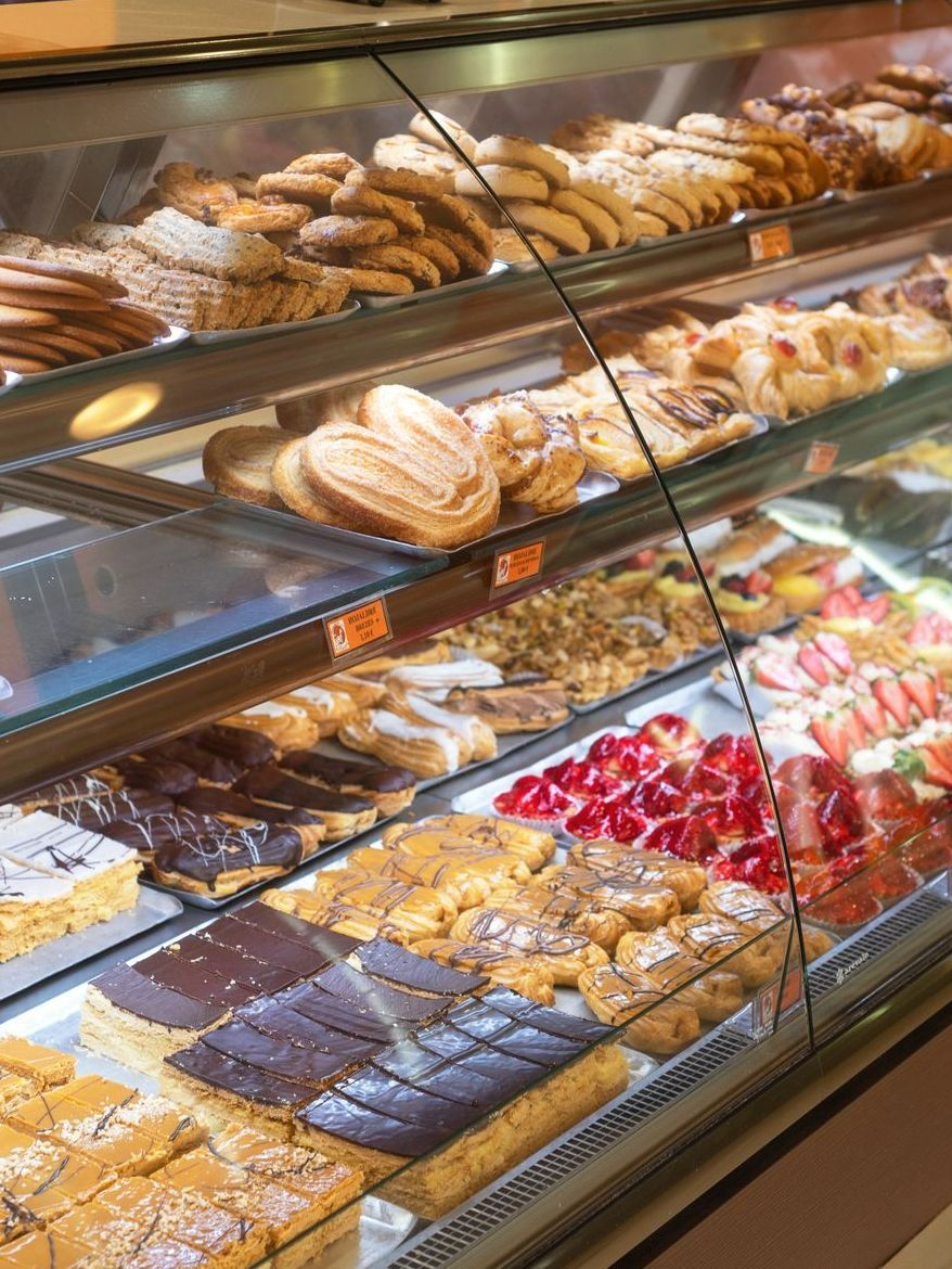 Une vitrine de boulangerie avec des pâtisseries et des viennoiseries