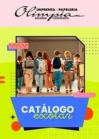 Un grupo de niños con mochilas camina por un pasillo.