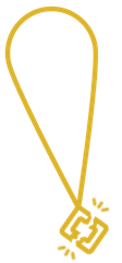 Eine goldene Halskette mit einem quadratischen Anhänger auf weißem Hintergrund.