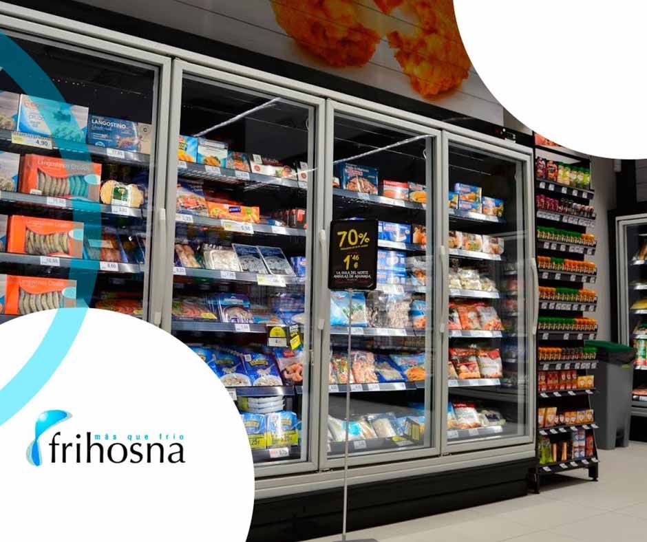 Una tienda de comestibles con un cartel que dice 70% de descuento