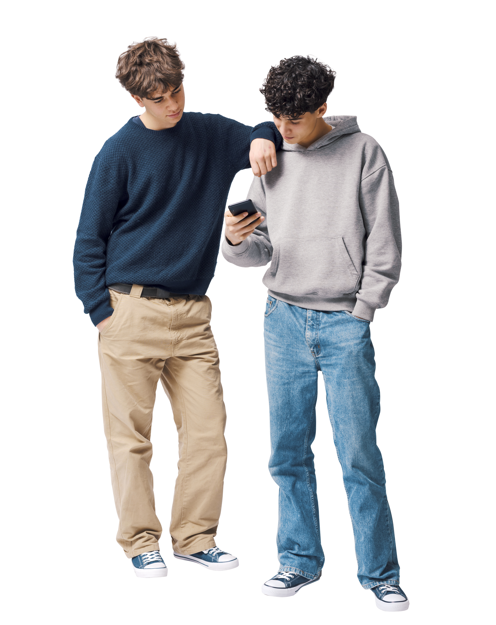 Des hommes en sweats tenant un téléphone portable