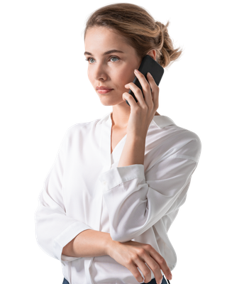 Une dame en chemise de couleur blanche tient son téléphone à l'oreille