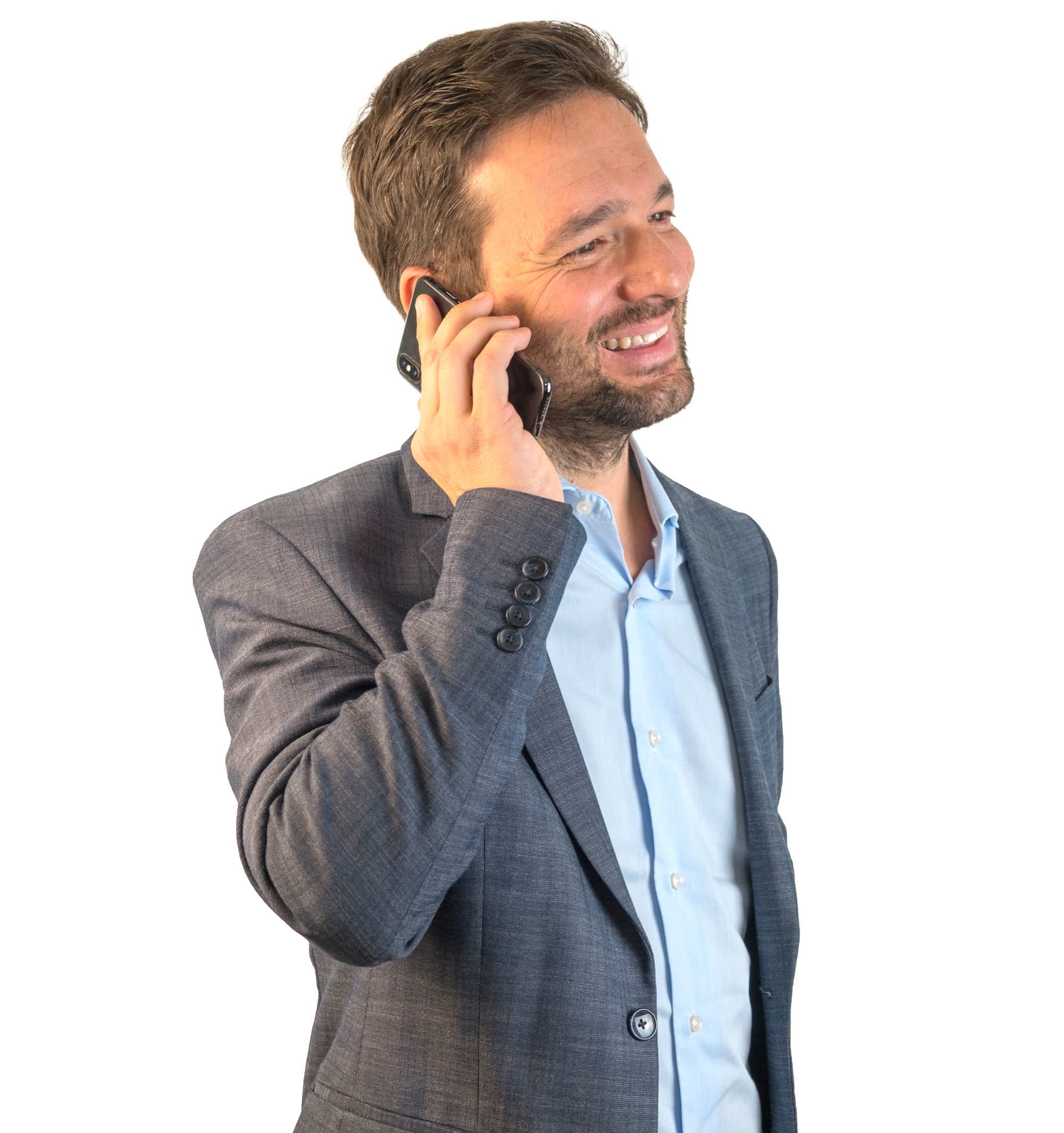 Un homme ayant une barbe tient son téléphone à l'oreille