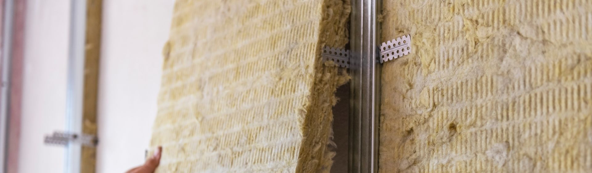 Travaux d'isolation en laine de verre