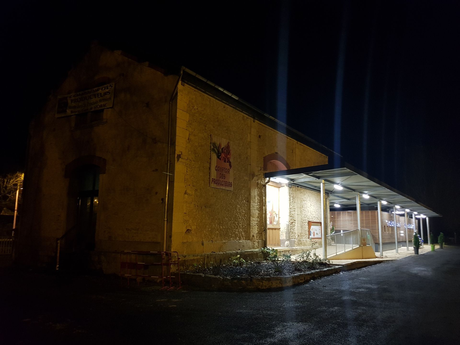 Extérieur de nuit de la maison médicale