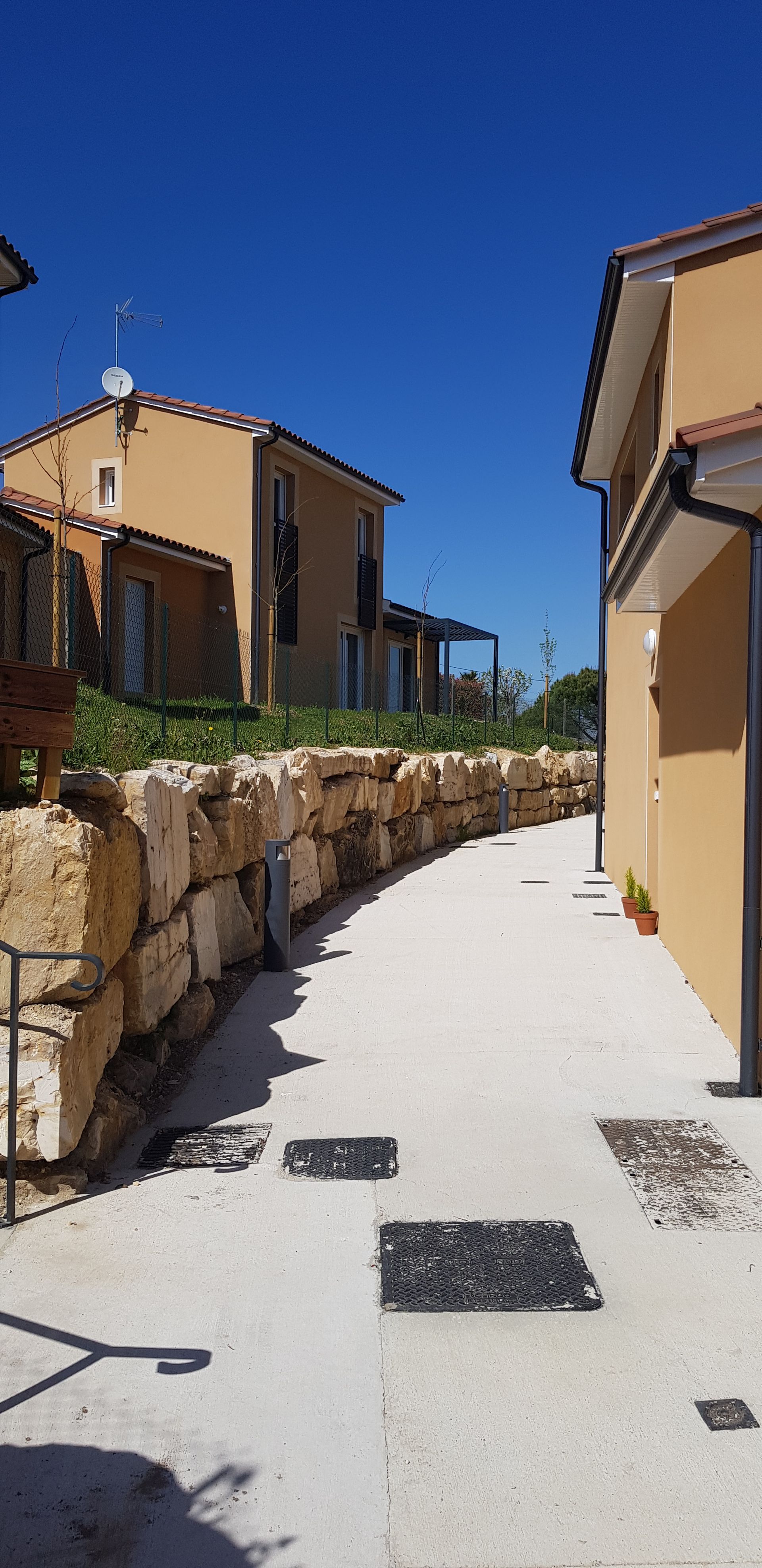 Aménagement extérieur d'une caserne