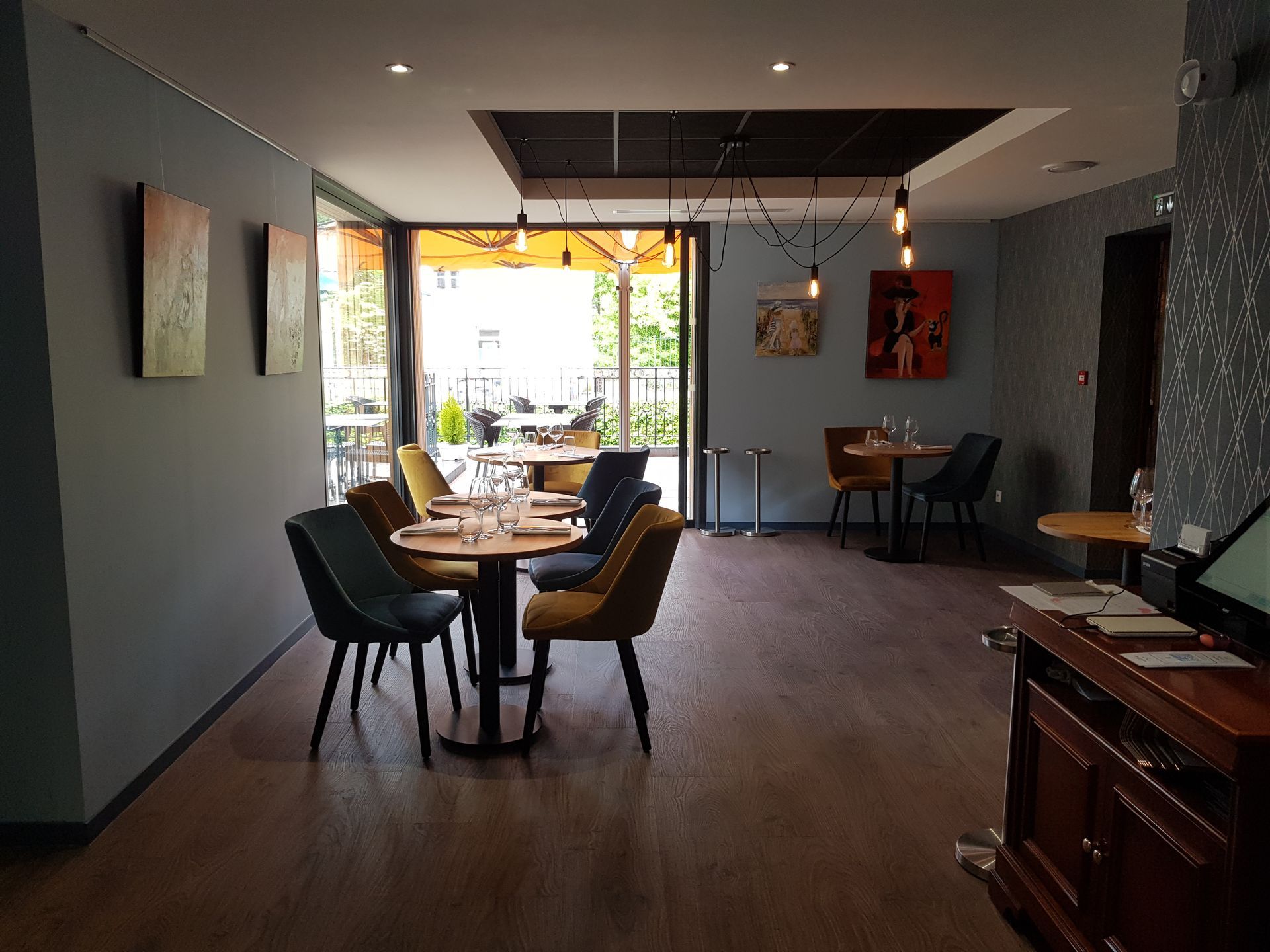 Décoration moderne d'un restaurant