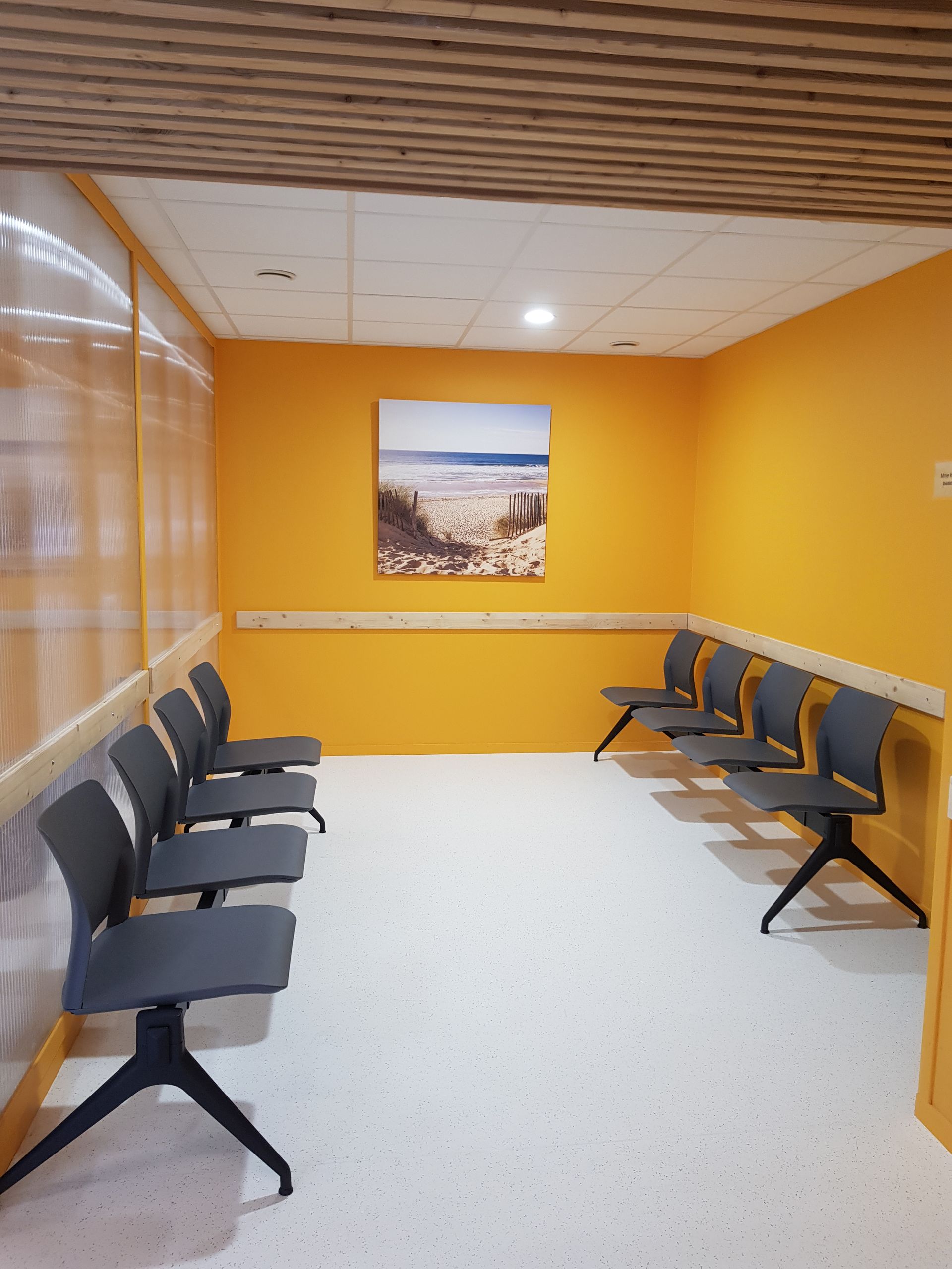Salle d'attente colorée