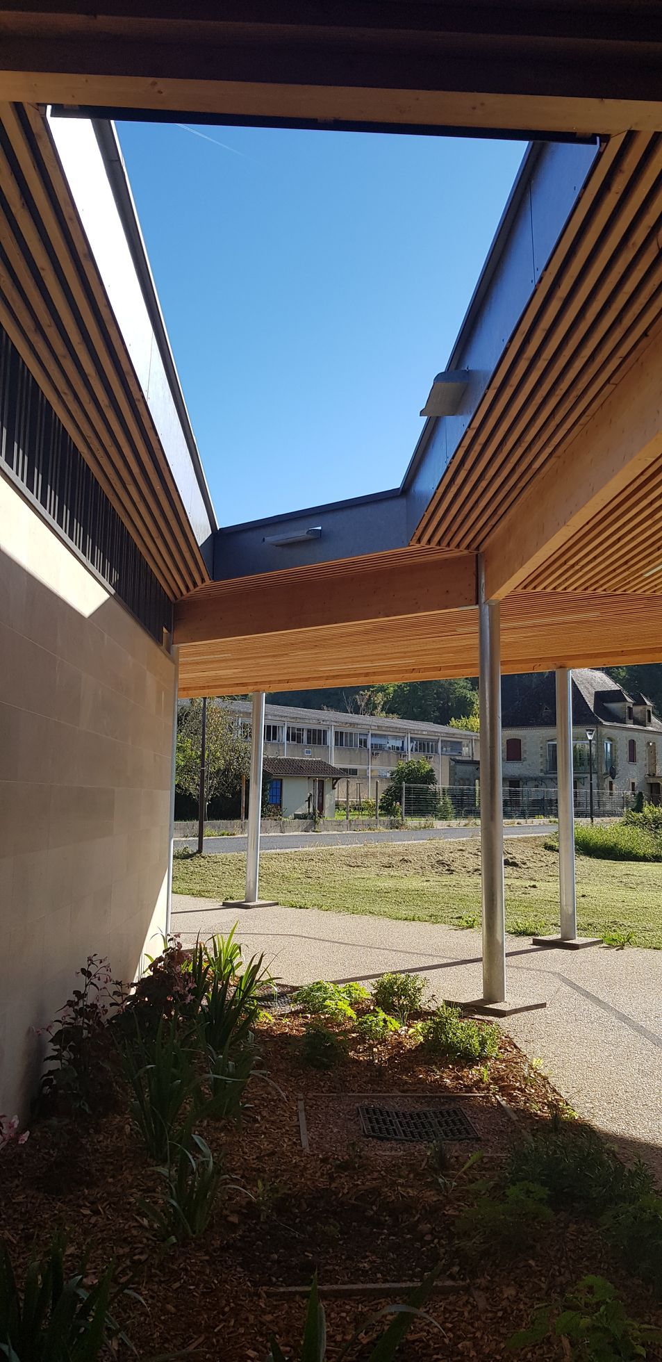 Brise-soleil en bois avec une ouverture