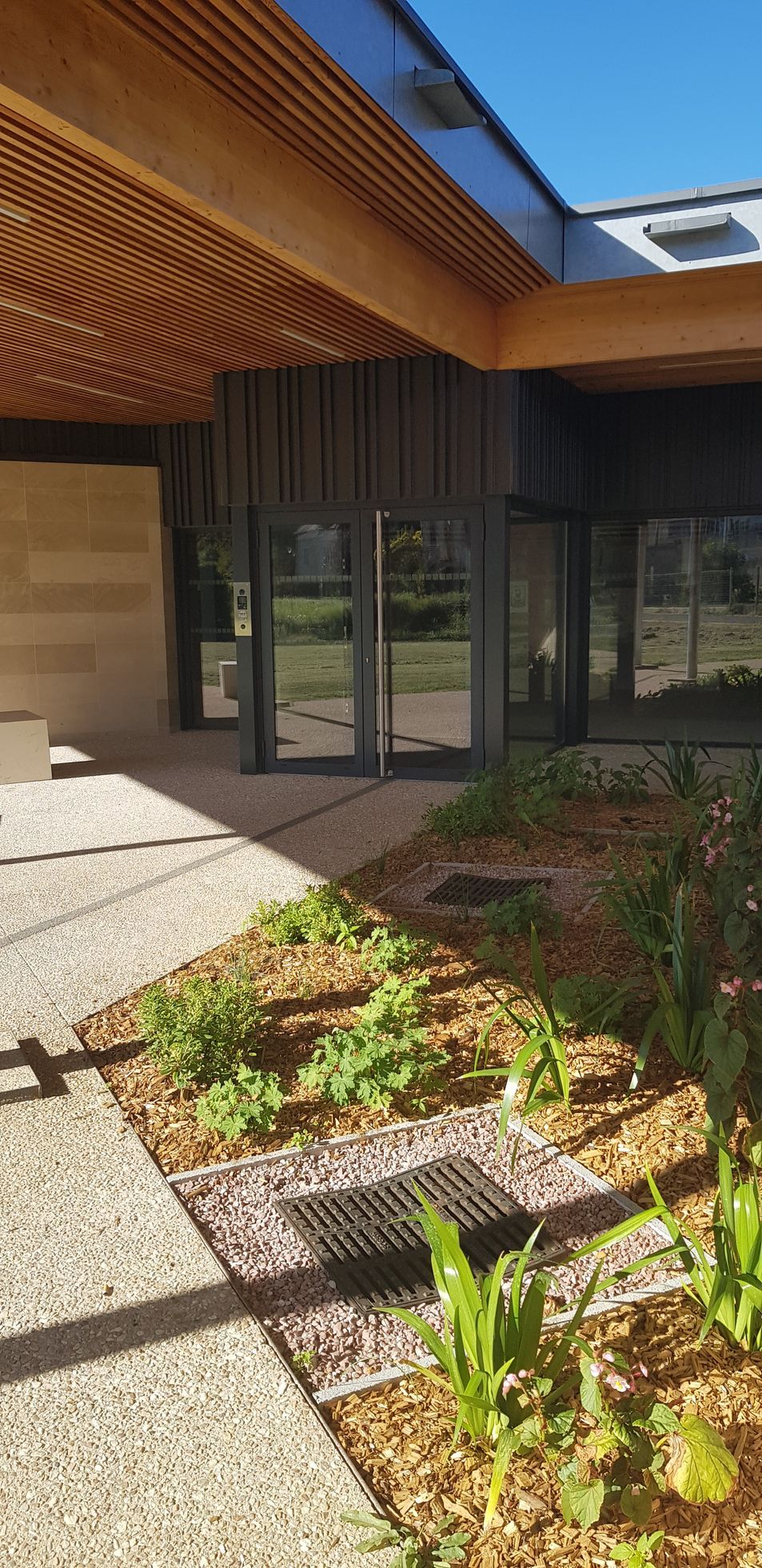 Entrée moderne de la maison de santé