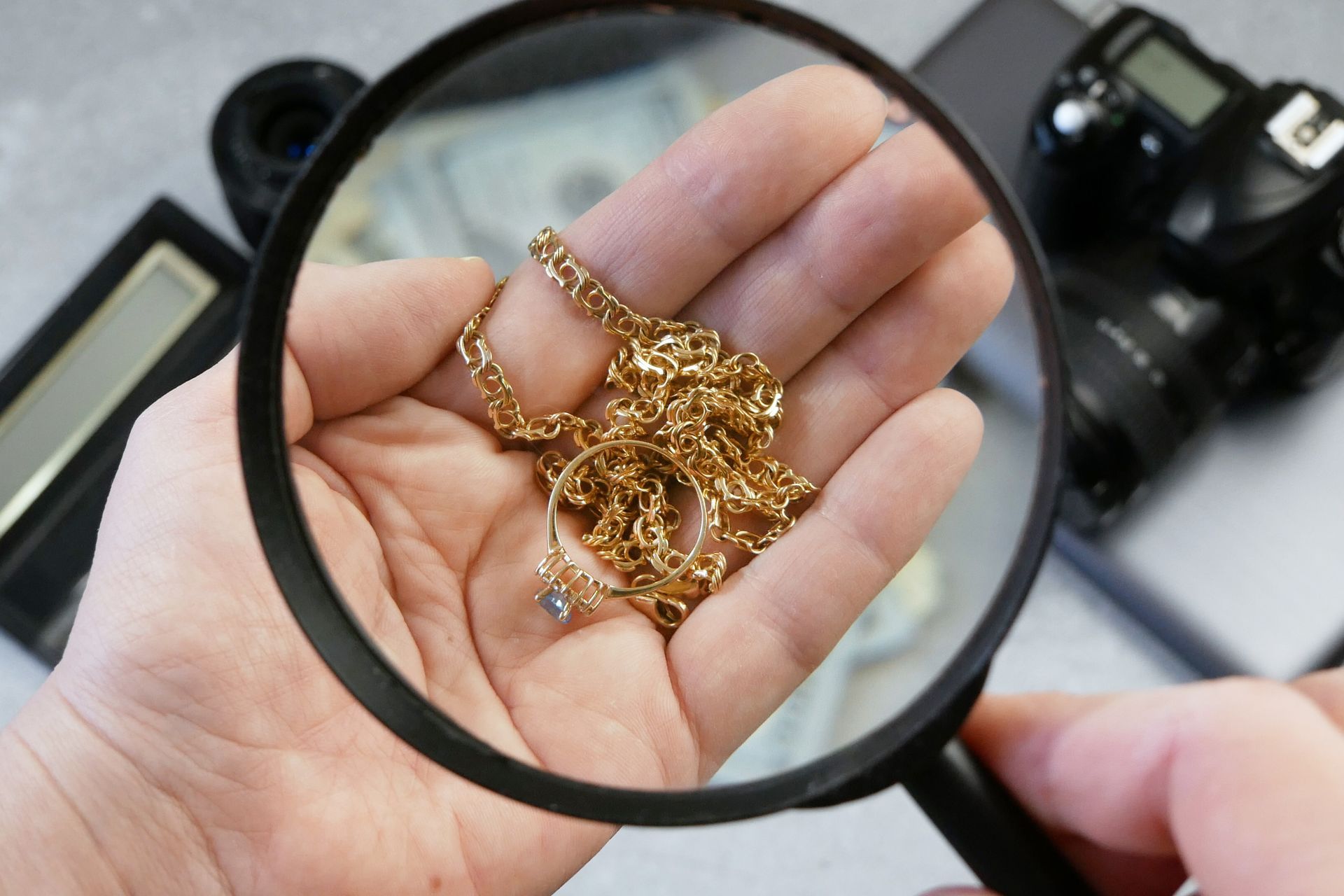 Bijoux examinés sous une loupe