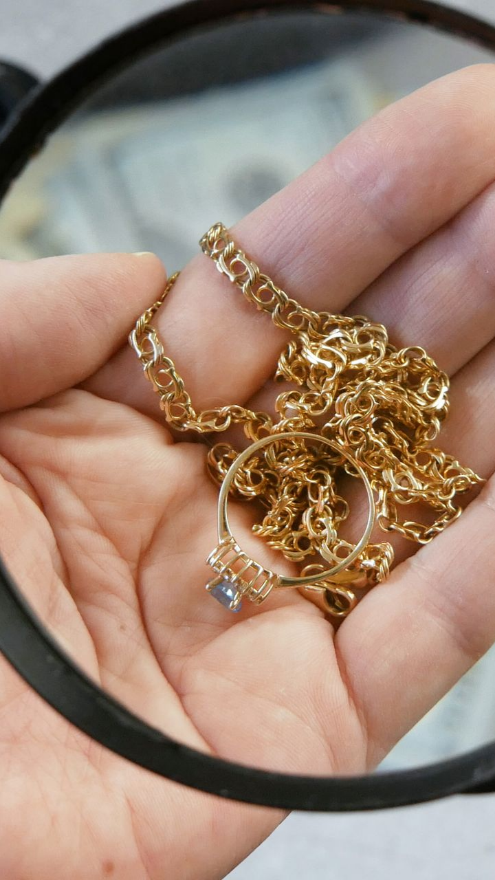 Bijoux examinés sous une loupe