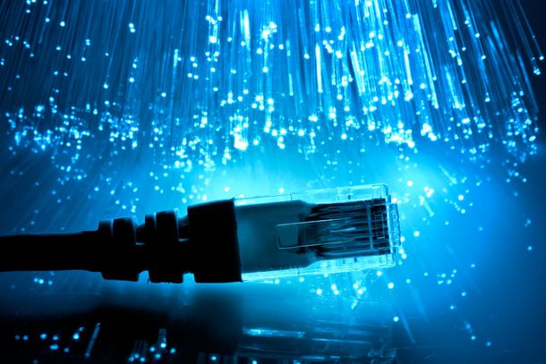 Un primer plano de un cable Ethernet con un fondo azul.